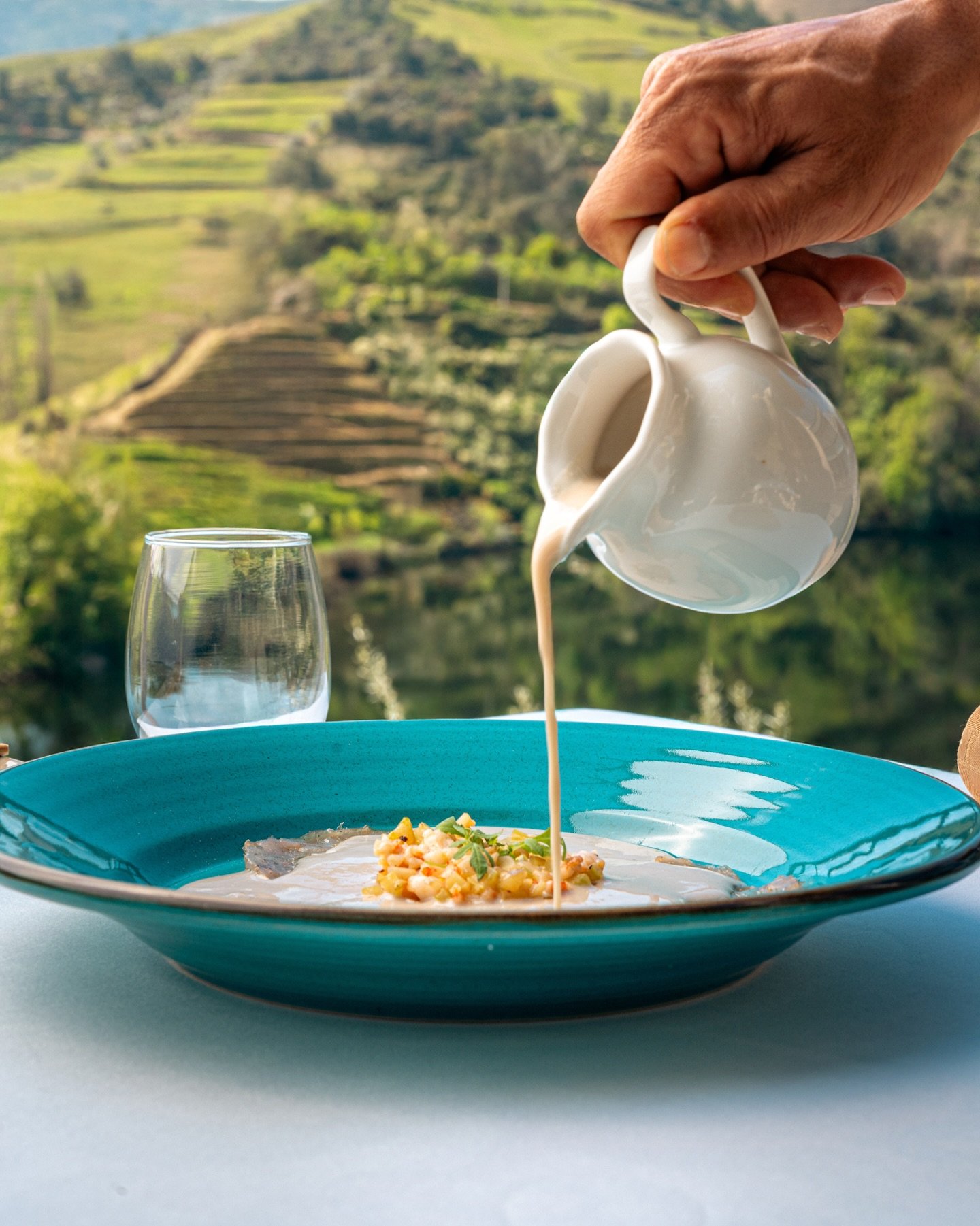 ᴘᴛ No Bistro Terrace, o talento dos irm&atilde;os &Oacute;scar e Ant&oacute;nio Geadas encontra-se com a ess&ecirc;ncia da Quinta do Tedo.

Uma experi&ecirc;ncia &uacute;nica de gastronomia, vinho e paisagem.

ᴇɴ At Bistro Terrace, the talent of brot