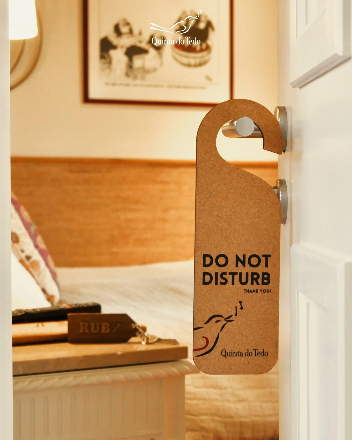 ᴘᴛ Do not disturb. 🍂

Na Quinta do Tedo, cada quarto combina o charme do tradicional portugu&ecirc;s com o conforto moderno, criando o cen&aacute;rio ideal para relaxar entre as cores douradas do outono.

Desperte com um pequeno-almo&ccedil;o caseir