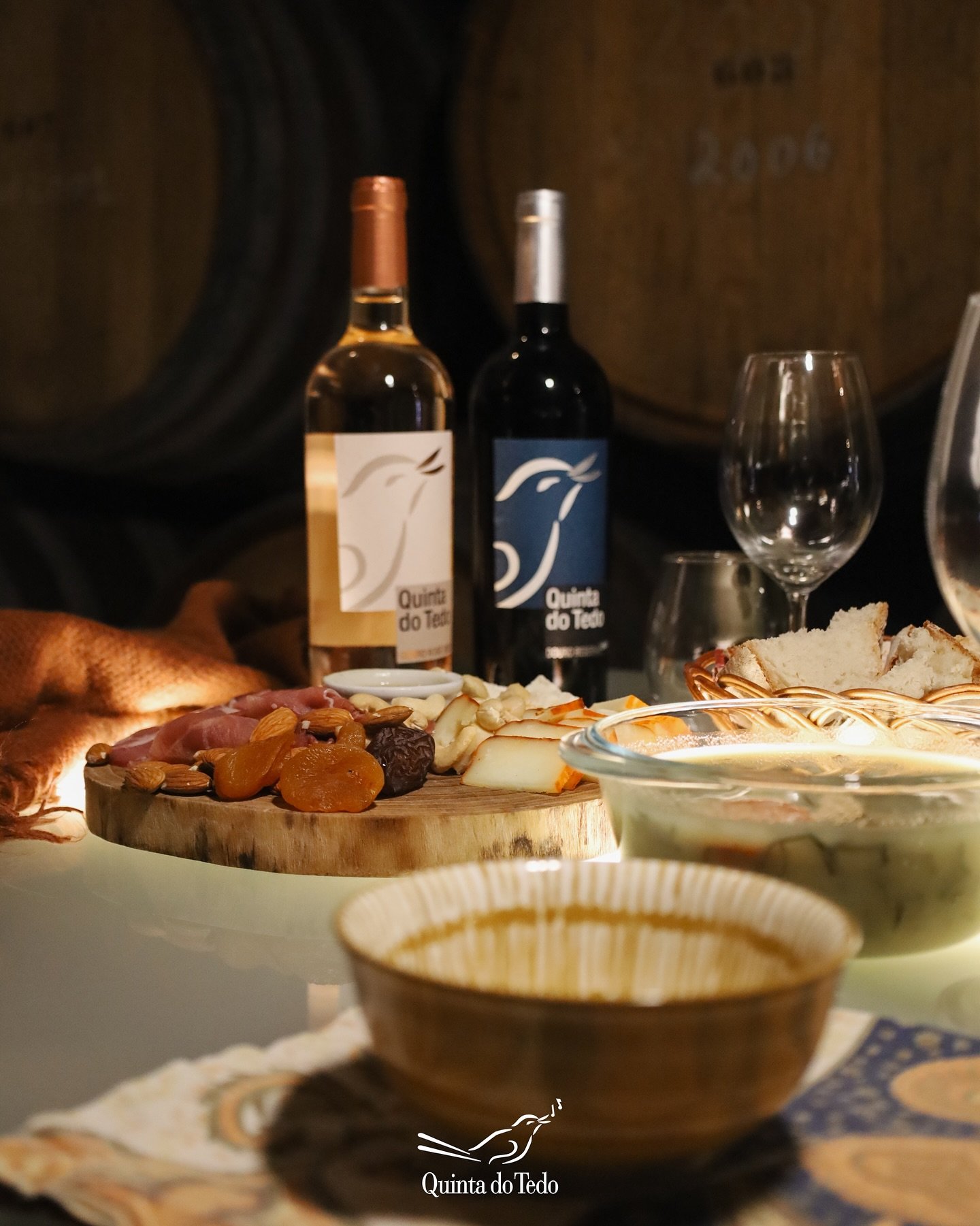 ᴘᴛ Transform&aacute;mos o nosso t&uacute;nel de barricas num cen&aacute;rio acolhedor, perfeito para um piquenique inesquec&iacute;vel mesmo nos dias mais frios.

Com uma obra de arte feita com vinhas velhas de fundo e com o aroma do vinho a envelhec