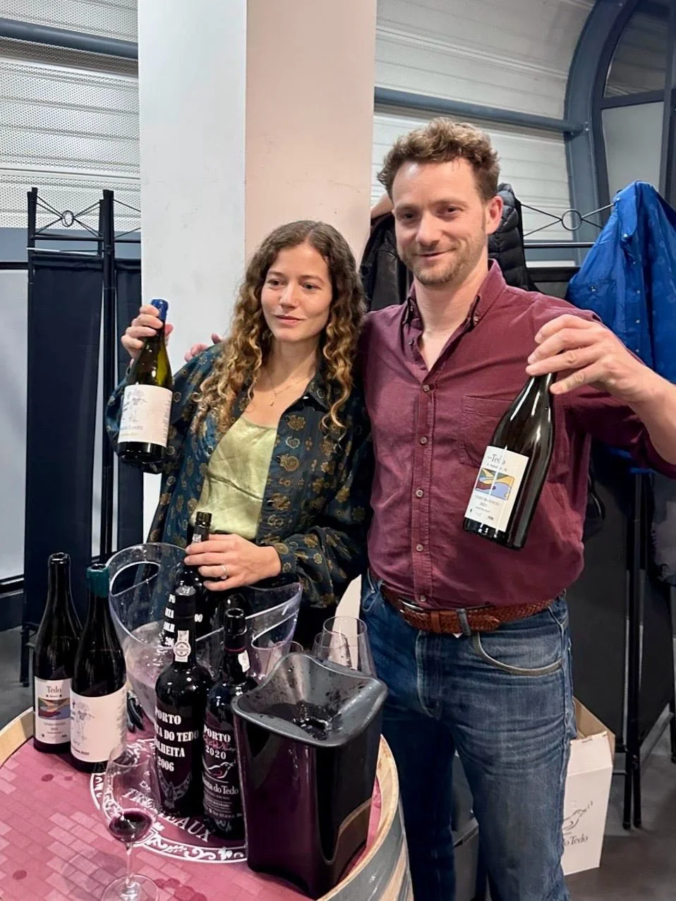 ᴘᴛ Paolo e Odile Bouchard apresentaram uma sele&ccedil;&atilde;o de Portos da Quinta do Tedo, amostras de uma nova s&eacute;rie de vinhos brancos e tintos mais leves que est&atilde;o a produzir juntos. Al&eacute;m disso, apresentaram o projeto pessoa