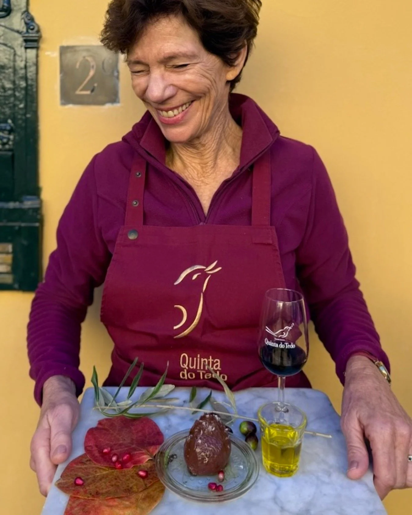 ᴘᴛ &Agrave; medida que a nossa apanha da azeitona 2025 chega ao fim e a &eacute;poca das refei&ccedil;&otilde;es festivas se aproxima, gostar&iacute;amos de vos inspirar na arte de cozinhar com o vers&aacute;til Azeite Virgem Extra da Quinta do Tedo.