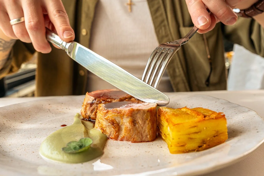 Lombinho de Porco B&iacute;saro, Pur&eacute; de Ma&ccedil;&atilde; e Terrina de Batata 🍴
⠀⠀⠀⠀⠀⠀⠀⠀⠀⠀
//
⠀⠀⠀⠀⠀⠀⠀⠀⠀⠀
B&iacute;saro Pork Tenderloin, Apple Puree and Potato Terrine 🍴
⠀⠀⠀⠀⠀⠀⠀⠀⠀⠀
Fa&ccedil;a a sua reserva atrav&eacute;s do / Make your res