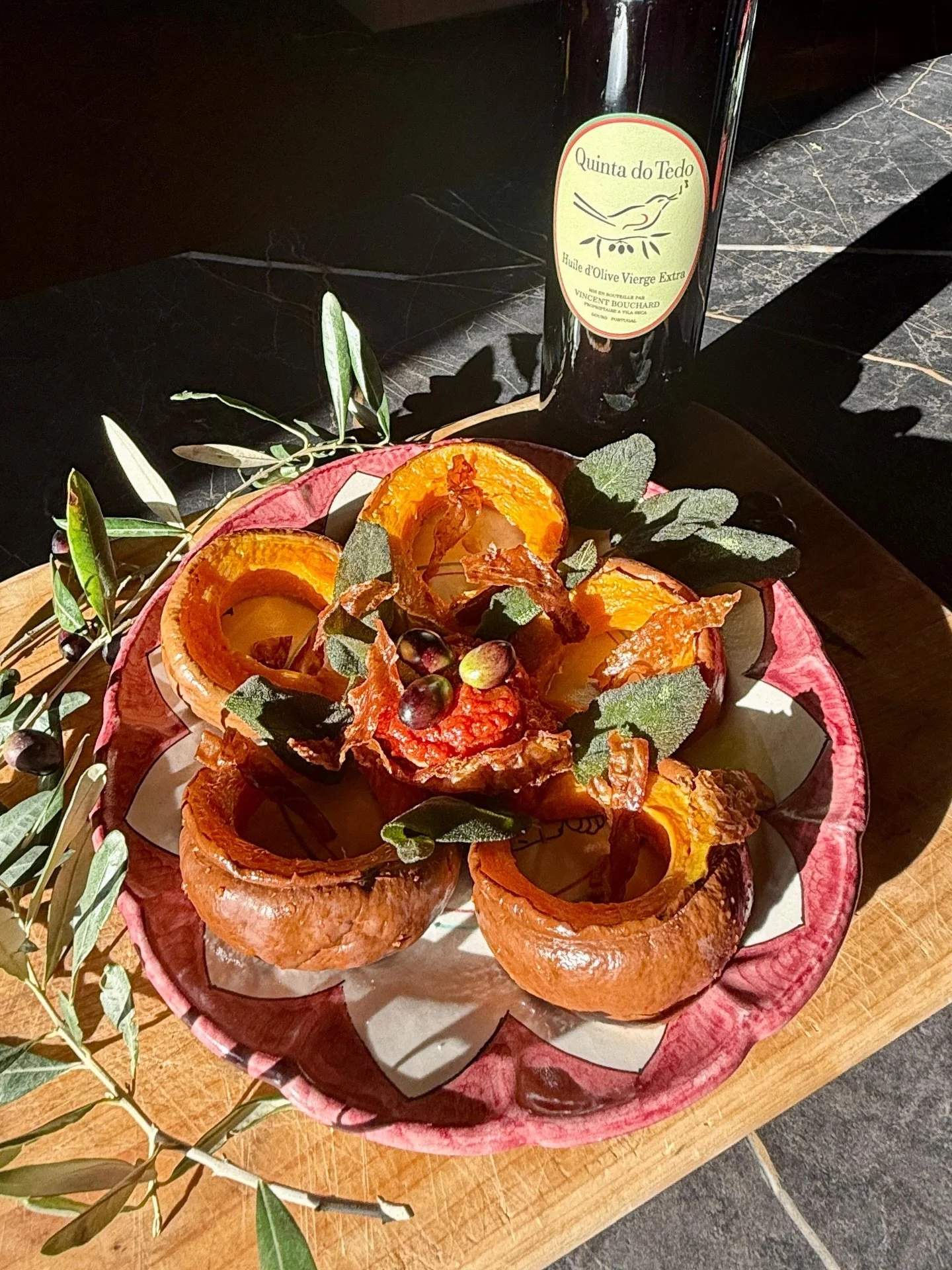 ᴘᴛ 𝗕𝗢𝗔𝗦 𝗡𝗢𝗧𝗜́𝗖𝗜𝗔𝗦 🫒 As primeiras garrafas do novo &ldquo;ouro l&iacute;quido&rdquo; da nossa apanha de azeitonas 2025 j&aacute; est&atilde;o dispon&iacute;veis na nossa Sala de Degusta&ccedil;&atilde;o, Loja Online e Formul&aacute;rio de