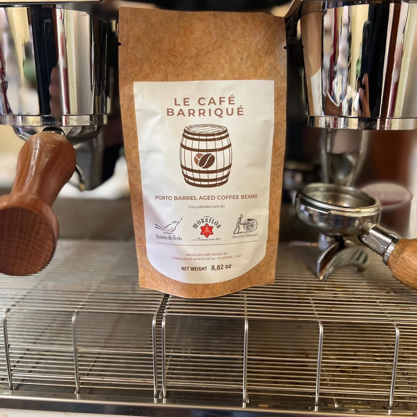 ᴘᴛ 𝗠𝗔𝗜𝗦 𝗕𝗢𝗔𝗦 𝗡𝗢𝗧𝗜́𝗖𝗜𝗔𝗦 ☕ Uma quantidade limitada de Le Caf&eacute; Barrique da @mokaflorcoffeeofficial est&aacute; novamente dispon&iacute;vel na nossa Sala de Provas e Loja Online!

Para este novo lote, os gr&atilde;os verdes de caf&