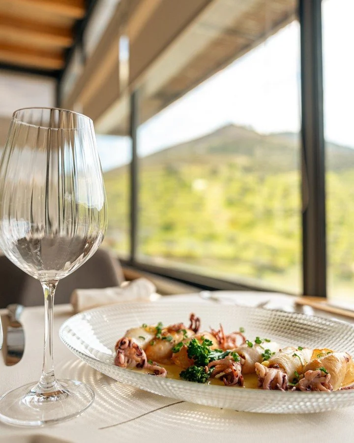 Lula, batata e chouri&ccedil;a de porco b&iacute;saro 🍴
⠀⠀⠀⠀⠀⠀⠀⠀⠀⠀
//
⠀⠀⠀⠀⠀⠀⠀⠀⠀⠀
Squid, potatoes and bisaro pork sausage 🍴
⠀⠀⠀⠀⠀⠀⠀⠀⠀⠀
⠀⠀⠀⠀⠀⠀⠀⠀⠀⠀
Fa&ccedil;a a sua reserva atrav&eacute;s do / Make your reservation by calling:
⠀⠀⠀⠀⠀⠀⠀⠀⠀⠀
📞 +351 910 