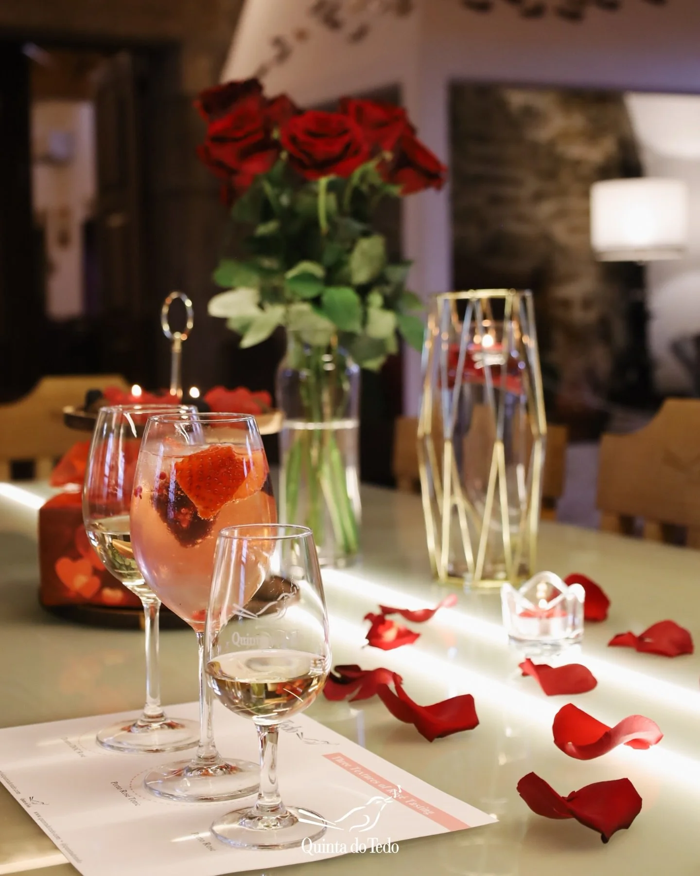 ᴘᴛ Encontrem-se no Douro. ❤

Na Quinta do Tedo, prometemos amor &agrave; primeira prova com a experi&ecirc;ncia 𝟯 𝘁𝗼𝗻𝘀 𝗲 𝟯 𝘁𝗲𝘅𝘁𝘂𝗿𝗮𝘀 𝗱𝗼 𝗥𝗼𝘀𝗲́ 𝗤𝘂𝗶𝗻𝘁𝗮 𝗱𝗼 𝗧𝗲𝗱𝗼 &mdash; uma viagem delicada entre o nosso Porto Ros&eacute; e