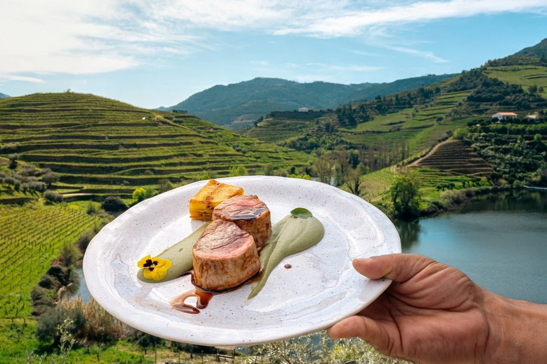 Lombinho de Porco B&iacute;saro, Pur&eacute; de Ma&ccedil;&atilde; e Terrina de Batata 🍴
⠀⠀⠀⠀⠀⠀⠀⠀⠀⠀
//
⠀⠀⠀⠀⠀⠀⠀⠀⠀⠀
B&iacute;saro Pork Tenderloin, Apple Puree and Potato Terrine 🍴
⠀⠀⠀⠀⠀⠀⠀⠀⠀⠀
Fa&ccedil;a a sua reserva atrav&eacute;s do / Make your res