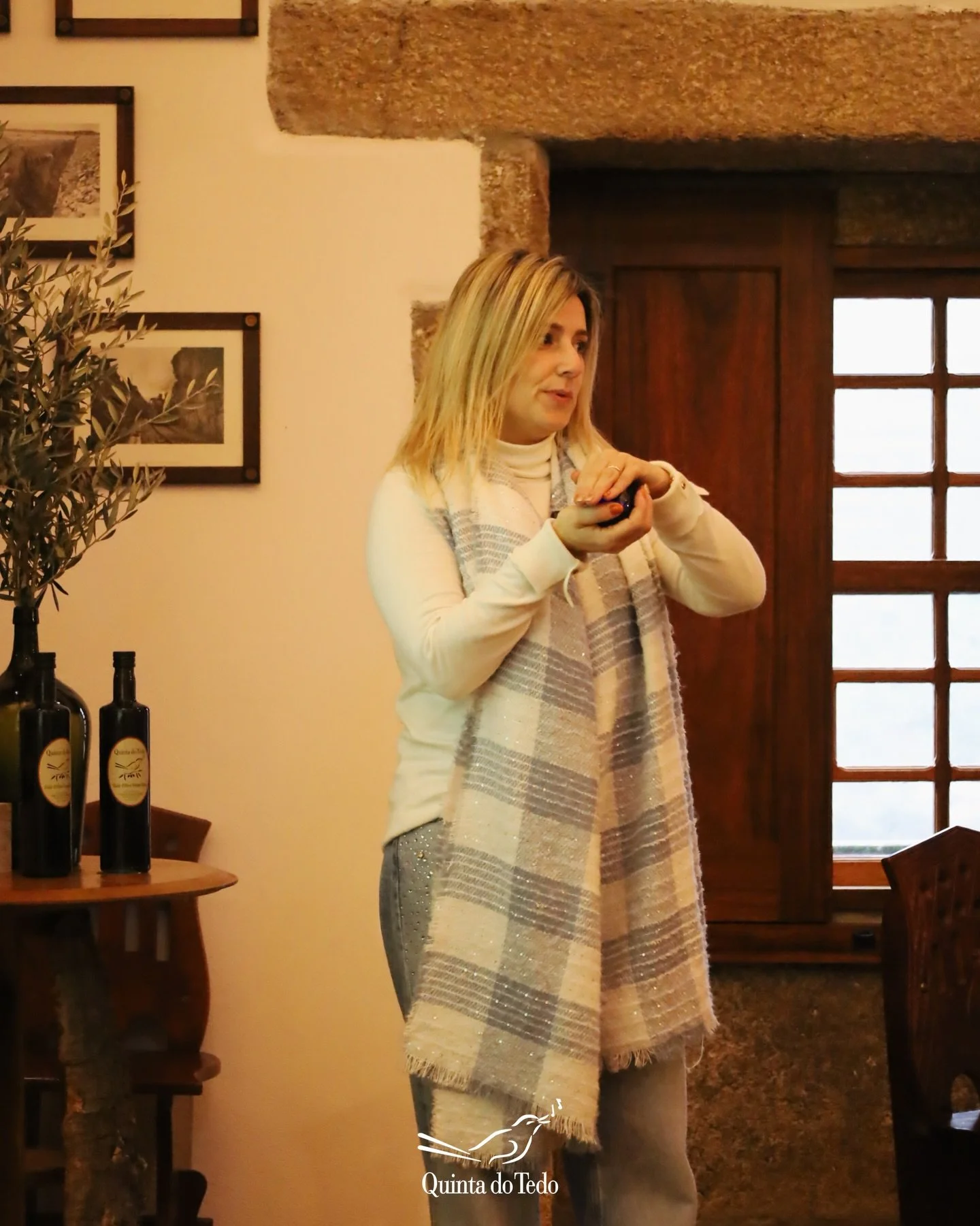 ᴘᴛ Na Quinta do Tedo, a excel&ecirc;ncia come&ccedil;a pelo conhecimento. 🫒

A nossa Diretora de Turismo, Vera Matias, realizou uma forma&ccedil;&atilde;o com a equipa sobre as Provas de Azeite, refor&ccedil;ando a paix&atilde;o e o cuidado que colo