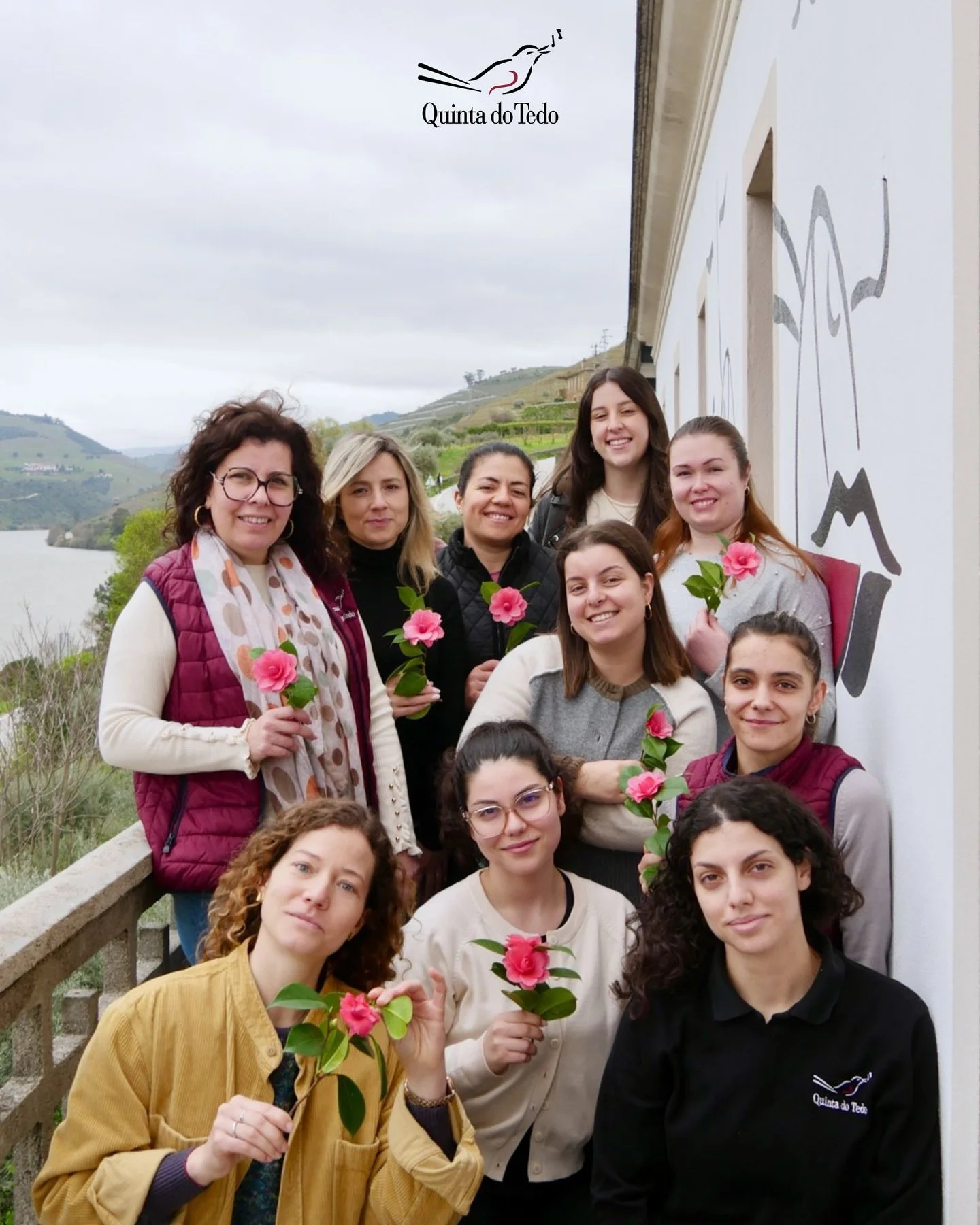 ᴘᴛ Das nossas Equipas de Limpeza, B&amp;B e Bistro Terrace, a nossa En&oacute;loga Residente, as nossas Guias Tur&iacute;sticas, a Diretora de Turismo, a Fam&iacute;lia Bouchard (e a nossa Cozinheira e algumas outras colegas n&atilde;o captadas aqui)