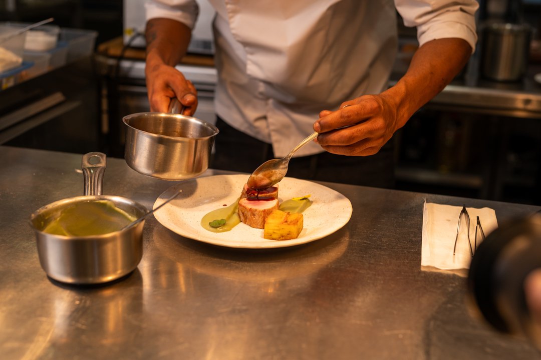 Lombinho de Porco B&iacute;saro, Pur&eacute; de Ma&ccedil;&atilde; e Terrina de Batata 🍴
⠀⠀⠀⠀⠀⠀⠀⠀⠀⠀
//
⠀⠀⠀⠀⠀⠀⠀⠀⠀⠀
B&iacute;saro Pork Tenderloin, Apple Puree and Potato Terrine 🍴
⠀⠀⠀⠀⠀⠀⠀⠀⠀⠀
Fa&ccedil;a a sua reserva atrav&eacute;s do / Make your res