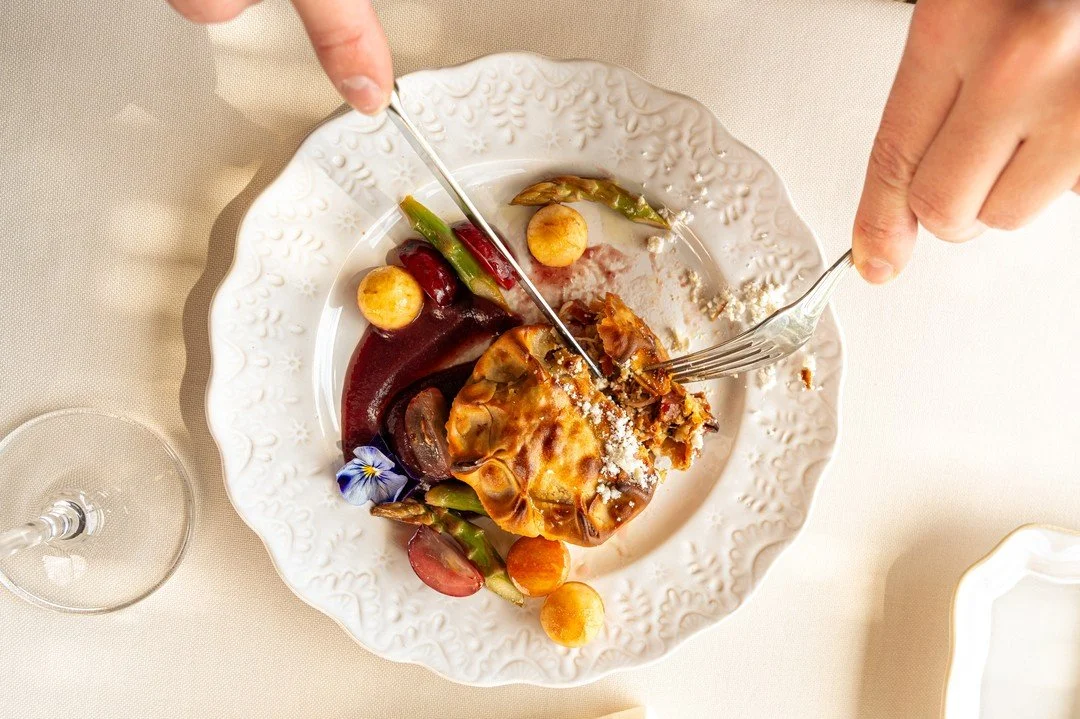 Empada de aves, ma&ccedil;&atilde;, uva e espargos🍴
⠀⠀⠀⠀⠀⠀⠀⠀⠀⠀
//
⠀⠀⠀⠀⠀⠀⠀⠀⠀⠀
Poultry pie, apple, grape and asparagus🍴
⠀⠀⠀⠀⠀⠀⠀⠀⠀⠀
Fa&ccedil;a a sua reserva atrav&eacute;s do / Make your reservation by calling:
⠀⠀⠀⠀⠀⠀⠀⠀⠀⠀
📞 +351 910 832 707 (chamada