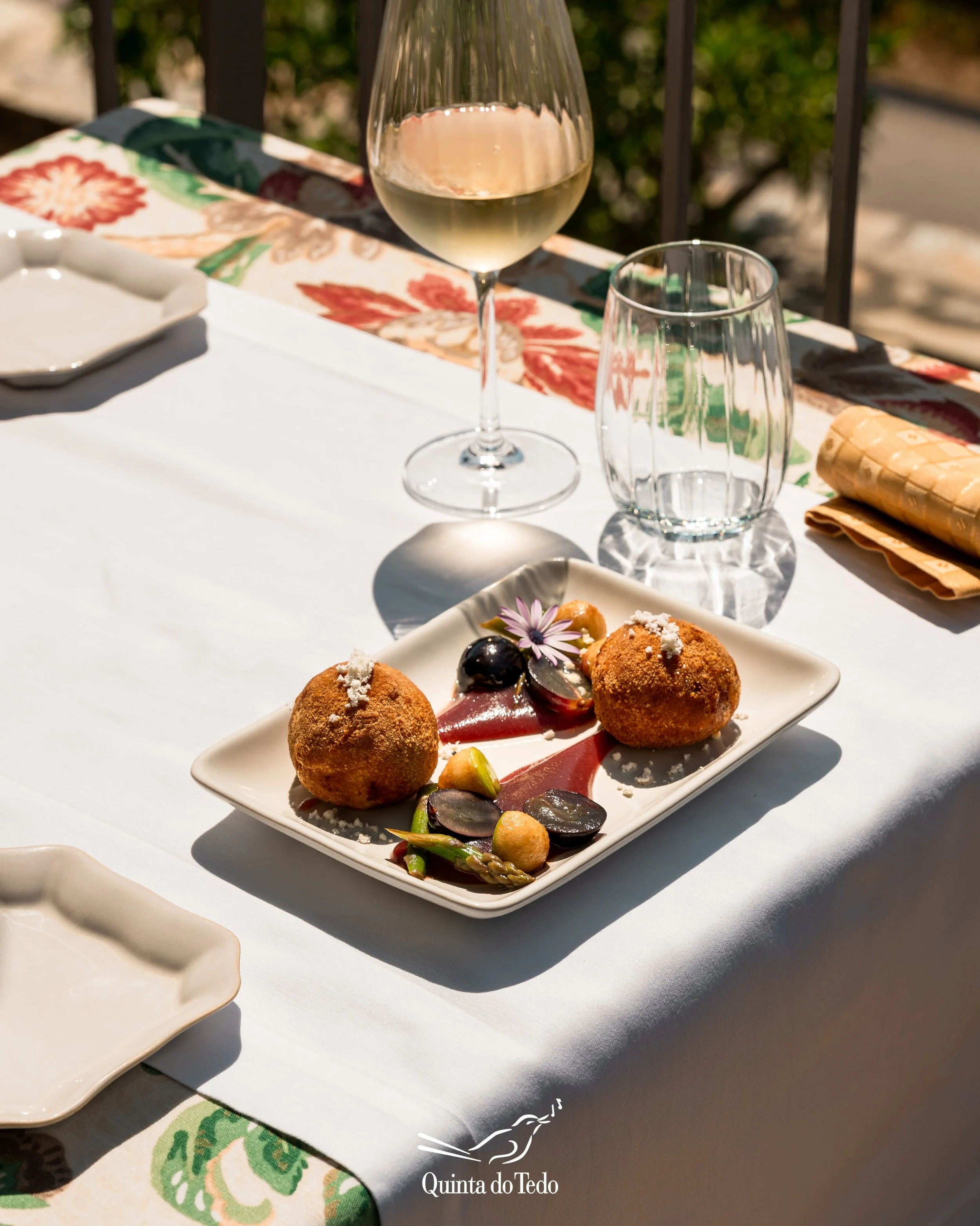 ᴘᴛ No Bistro Terrace, os sabores ganham outra dimens&atilde;o quando servidos ao ar livre &mdash; &agrave; sombra do limoeiro, com a Natureza em redor e a vista sobre a foz do Tedo 🍽️🍷

ᴇɴ At Bistro Terrace, flavors take on a whole new dimension wh