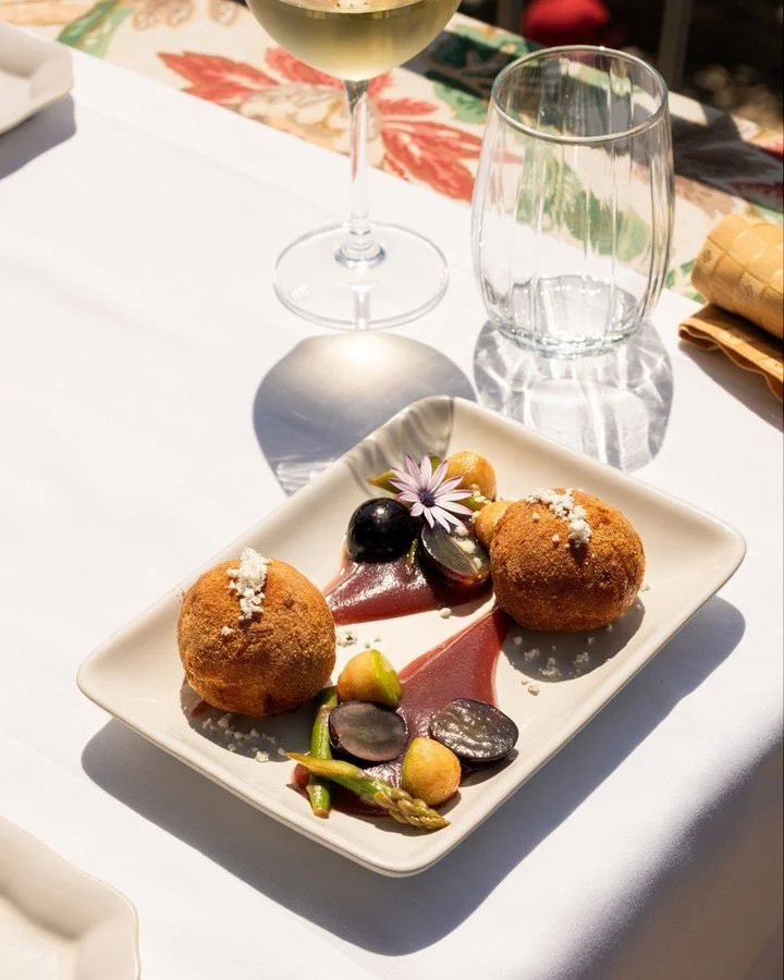 Croquete de aves, pera b&ecirc;bada, uva e espargos 🍴
⠀⠀⠀⠀⠀⠀⠀⠀⠀⠀
//
⠀⠀⠀⠀⠀⠀⠀⠀⠀⠀
Poultry croquette with wine, poached pear, grapes and asparagus🍴
⠀⠀⠀⠀⠀⠀⠀⠀⠀⠀
⠀⠀⠀⠀⠀⠀⠀⠀⠀⠀
Fa&ccedil;a a sua reserva atrav&eacute;s do / Make your reservation by calling:
⠀⠀