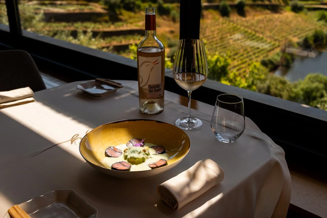 Salm&atilde;o marinado, ervilha e hortel&atilde; 🍴
⠀⠀⠀⠀⠀⠀⠀⠀⠀⠀
//
⠀⠀⠀⠀⠀⠀⠀⠀⠀⠀
Marinated salmon with peas and mint🍴
⠀⠀⠀⠀⠀⠀⠀⠀⠀⠀
Fa&ccedil;a a sua reserva atrav&eacute;s do / Make your reservation by calling:
⠀⠀⠀⠀⠀⠀⠀⠀⠀⠀
📞 +351 910 832 707 (chamada para