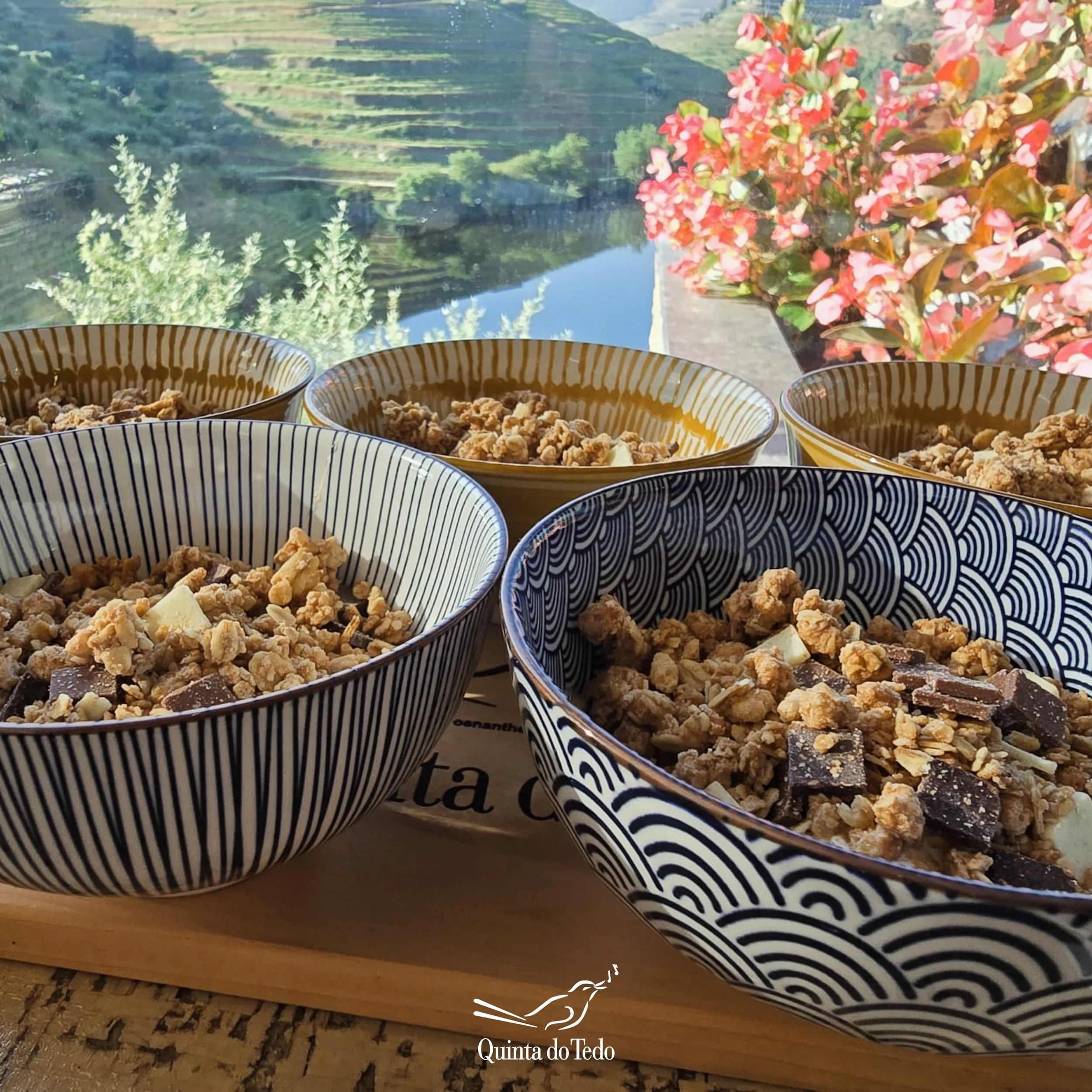 ᴘᴛ No cora&ccedil;&atilde;o do Douro, as manh&atilde;s t&ecirc;m um ritmo diferente ☀️

No nosso B&amp;B, o dia come&ccedil;a devagar, entre sabores locais e produtos frescos preparados para serem apreciados sem pressa. Tudo isto acompanhado por uma 