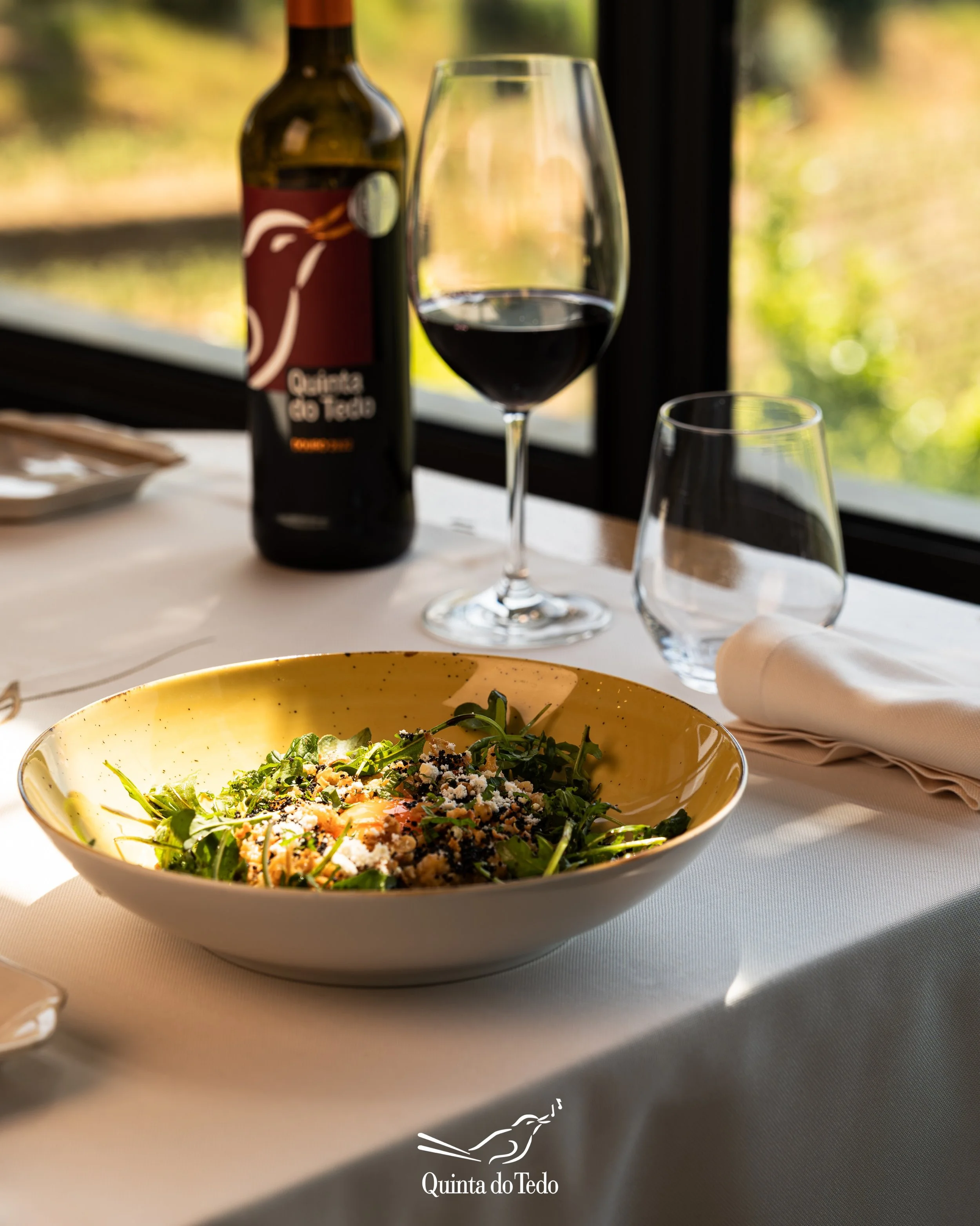 ᴘᴛ O 𝗕𝗶𝘀𝘁𝗿𝗼 𝗧𝗲𝗿𝗿𝗮𝗰𝗲 oferece uma experi&ecirc;ncia gastron&oacute;mica inesquec&iacute;vel, com vista privilegiada sobre os socalcos das vinhas e o rio Tedo.

Recomendado pelo Guia Michelin, celebra os sabores transmontanos com a assinatu