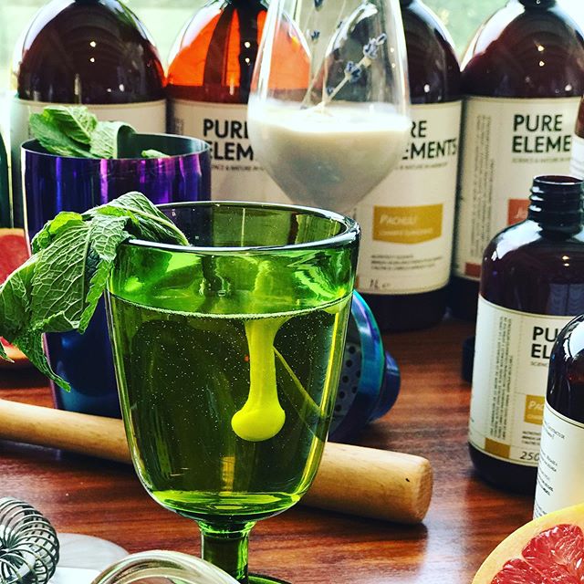 Cocktails full of vitamins &amp; antioxidants for your hair 🧖🏻&zwj;♀️💆🏼&zwj;♀️✨ #haircare #madeinbelgium #pureelements #essentialoils #naturalhair #noharmfulchemicals