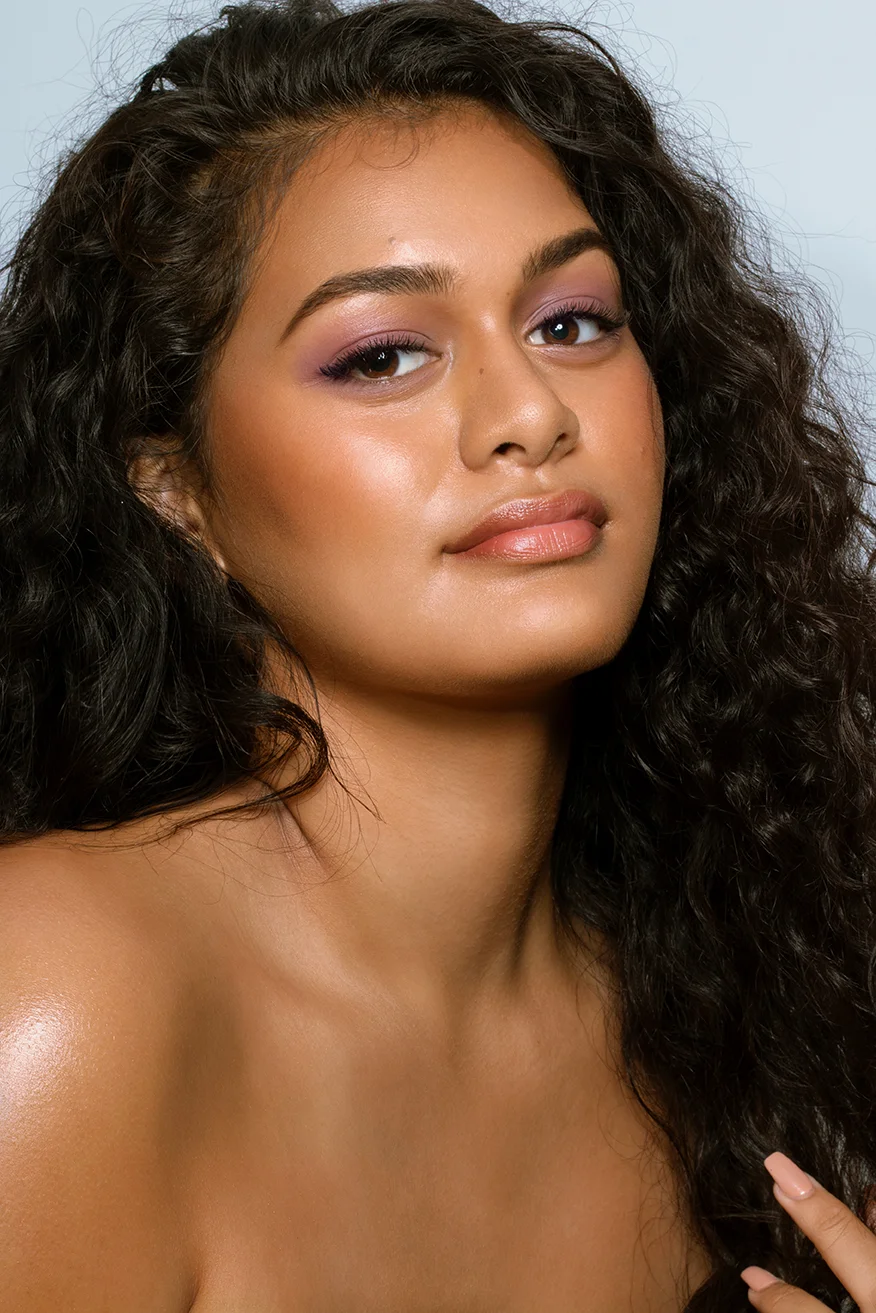 Model Lateisha with clean beauty makeup by Katie Saarikko