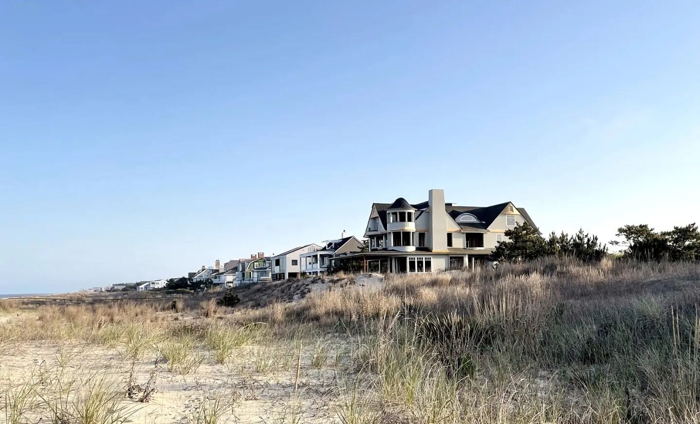 Progress! Can't wait to see the stone chimneys, cedar shingles, and cedar shake roof go on! 
@horizonbuildersinc @horizonbuildersdc @patricksuttondesign @campionhrubyla #beachhousedesign #beachhouse #shiglestyle #shinglestylehouse #beachtime #kimmels