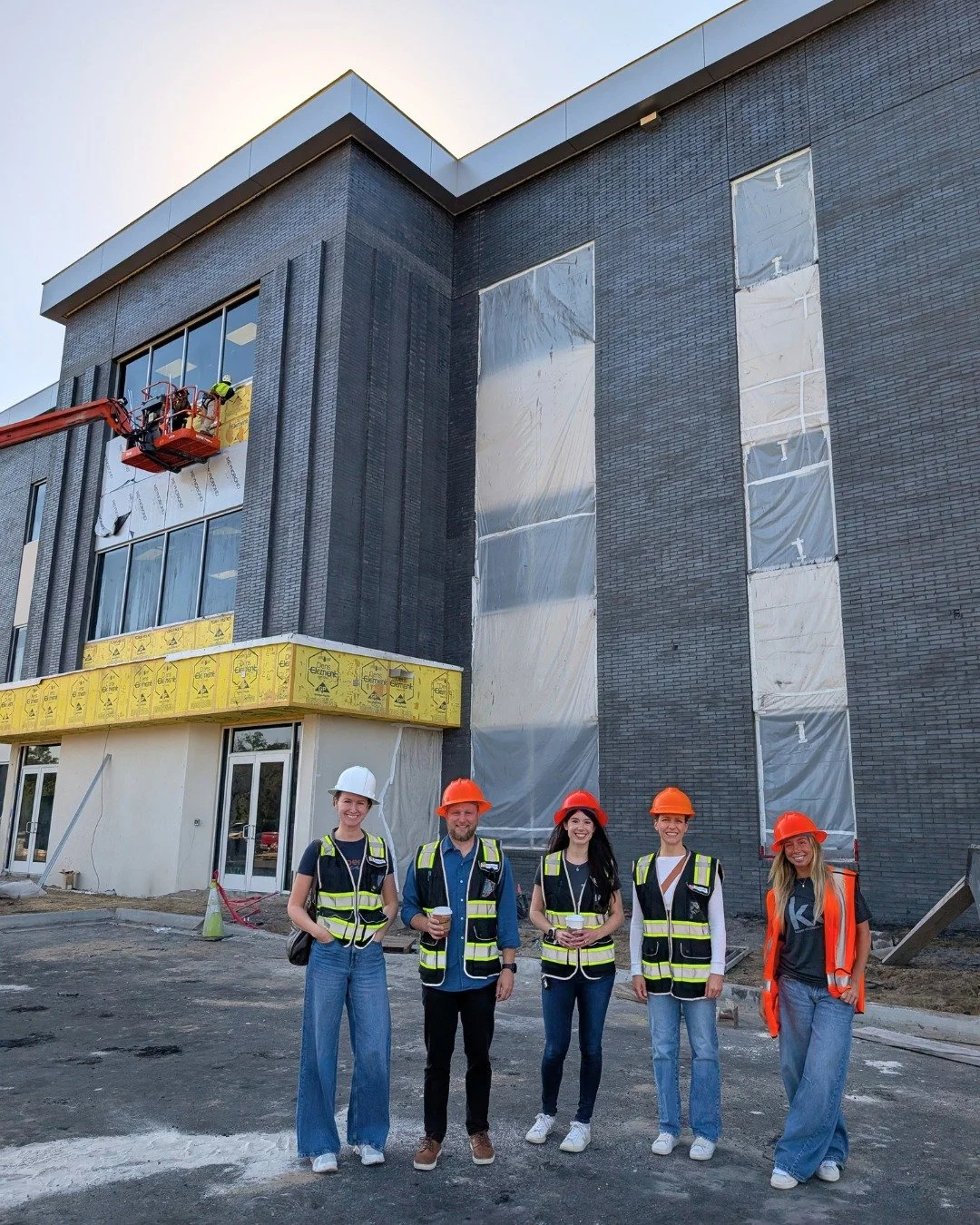 𝐂𝐨𝐧𝐬𝐭𝐫𝐮𝐜𝐭𝐢𝐨𝐧 + 𝐂𝐨𝐟𝐟𝐞𝐞 ☕🏗️ &mdash; today our team visited Jacksonville University to check in on the progress of the Lake Erie College of Osteopathic Medicine (LECOM), the region&rsquo;s first four‑year medical school. This project 