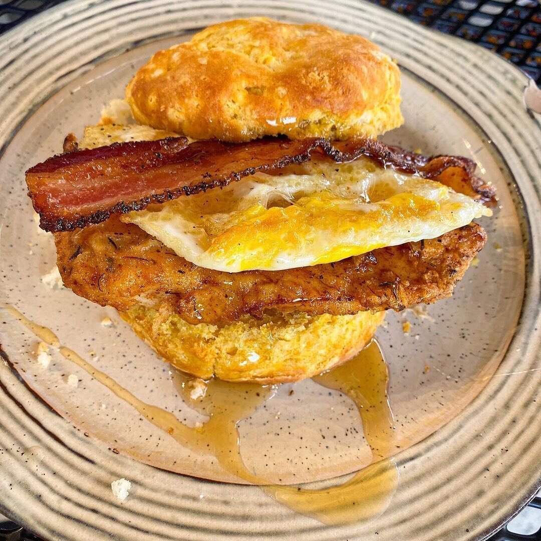 We&rsquo;re ALL about that Honey Drizzle
😍🍳🍯🥓. This and all our other breakfast faves are served 
daily &lsquo;til 3:00 pm.
Come brunch with us👍🏼✨
.
Thanks for the sweet 📸
👉🏼 @hangry_millennials