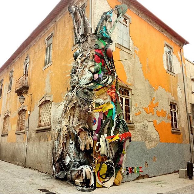 Half rabit (2017) - @b0rdalo_ii | O artista consegue confrontarnos com o nosso consumismo, replicando figuras animais usando o lixo como material de composi&ccedil;&atilde;o.