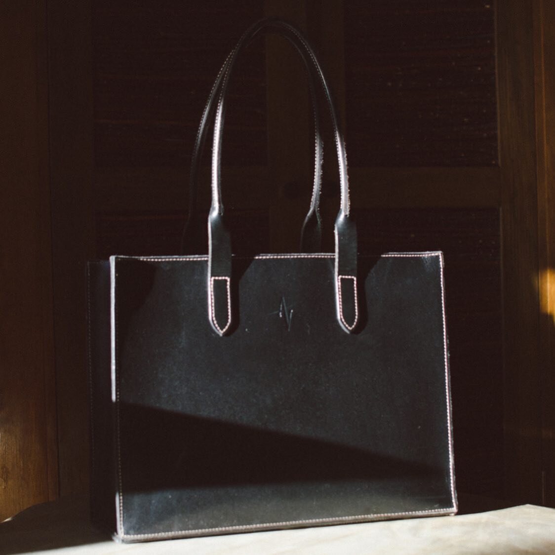 The Perfect Tote in black. ◾️

Photo: @andyrgarcia