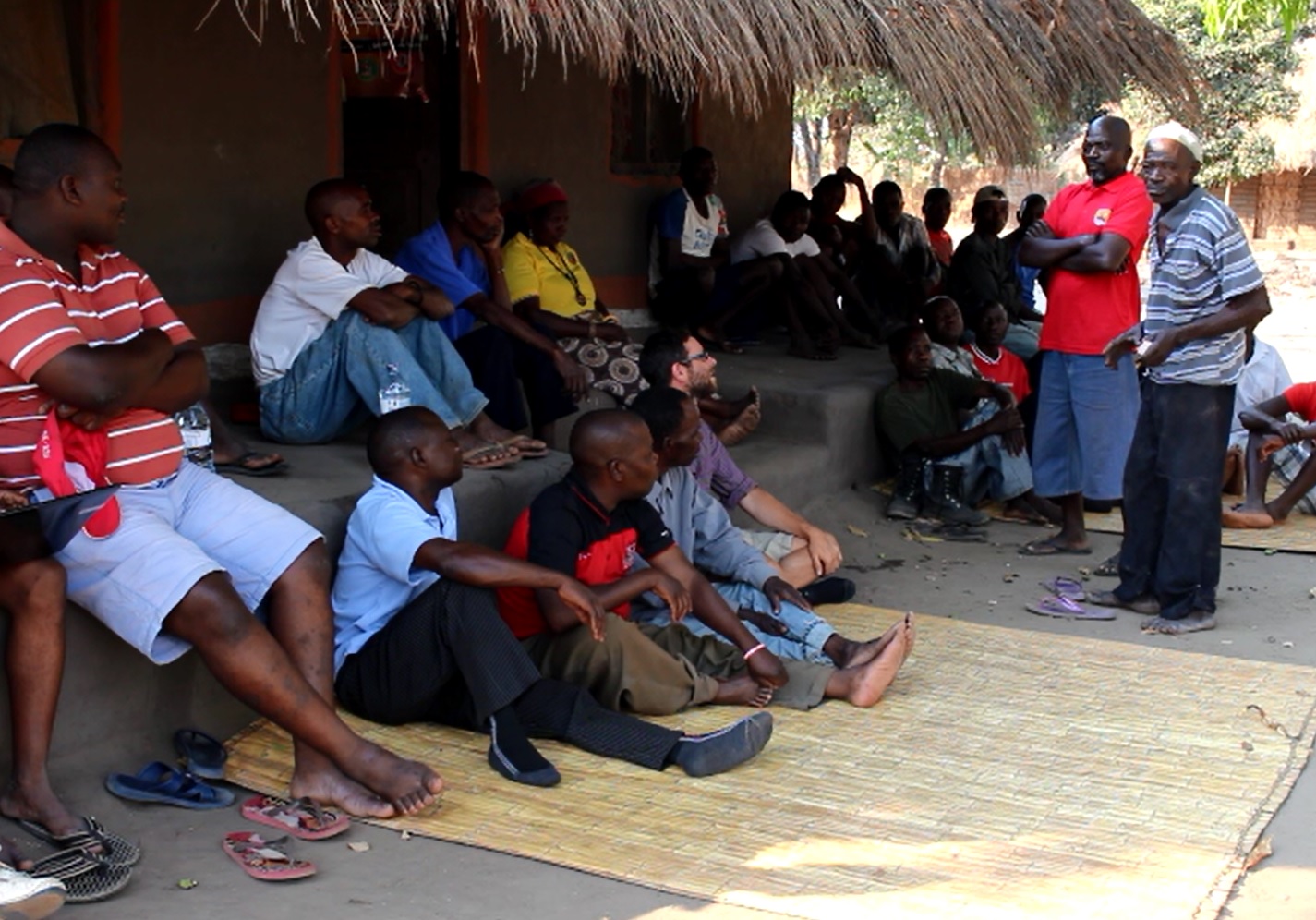 A PaleoMoz paleontologist explains the project to the local population (Tulo, 2014).