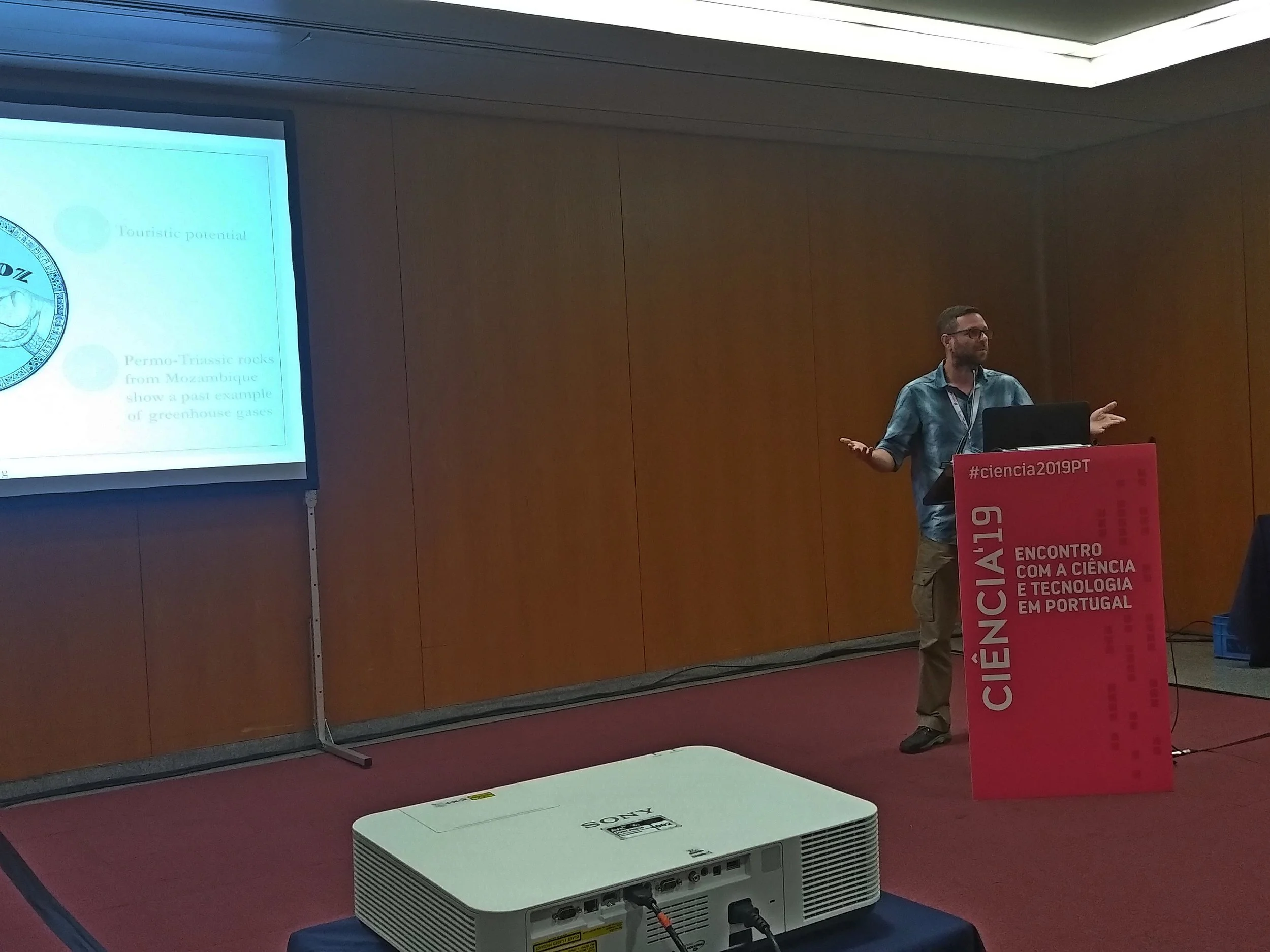 Ricardo Araújo, the Principal Investigator of the Projecto PaleoMoz, speaking about the project at the Ciência 2019 meeting.