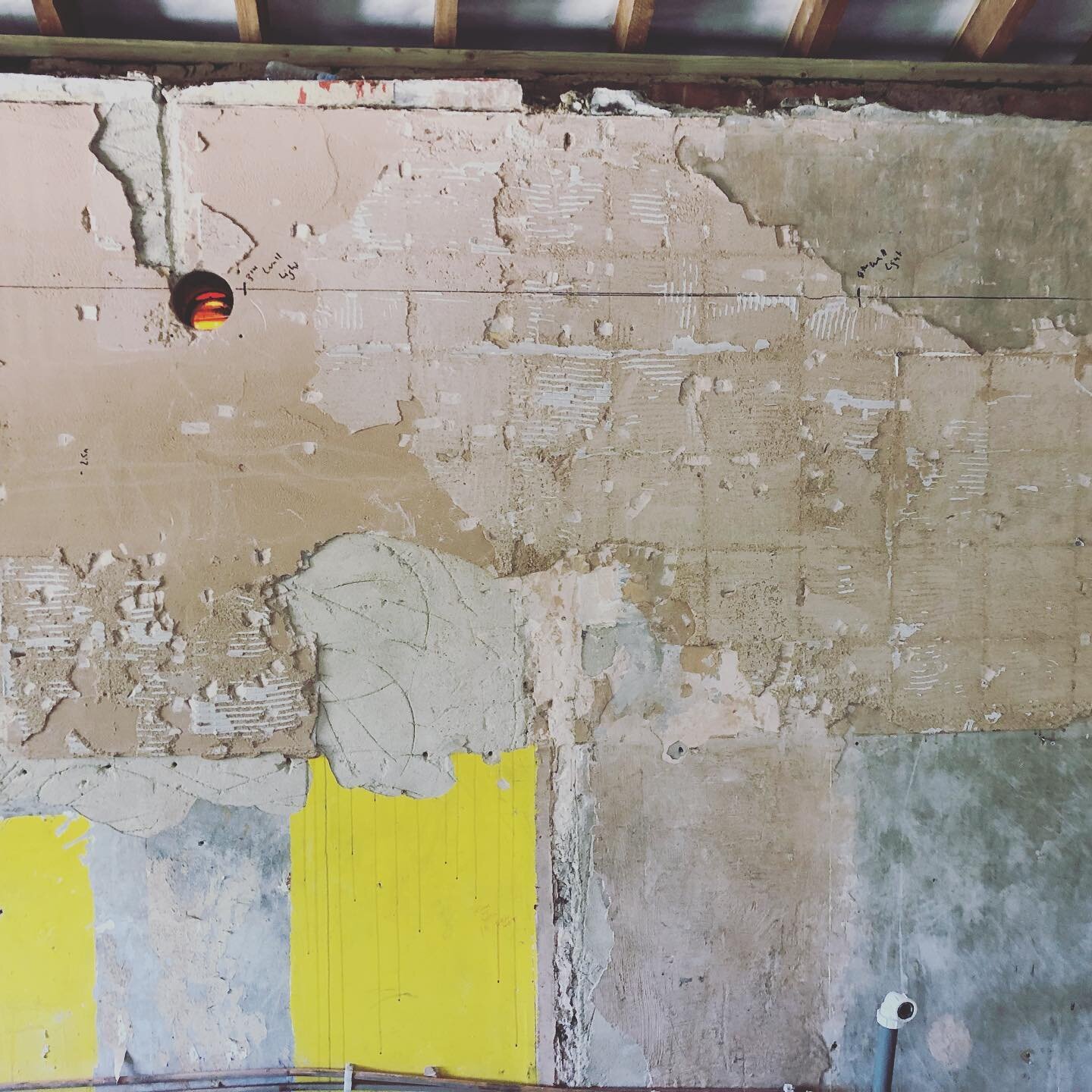Behind the tiles.
.
.
.
#bushiconstruction #wallinterior #architecturelovers #building  #islingtonarchitects #yellow #concreteconstruction