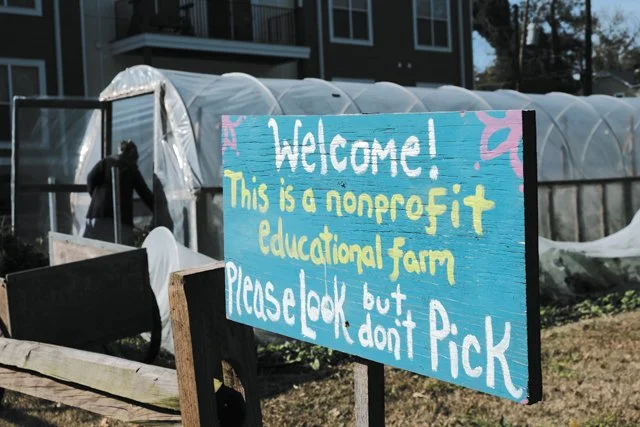 feature_urban_farming_sign_JAY_PAUL_rp0118.jpg