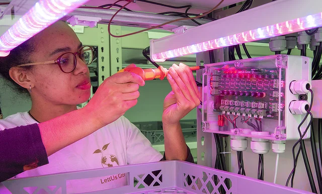 TS-Temi-installing-LettUs-Grow-hardware.-Photo-credit-Jack-Wiseall.jpg
