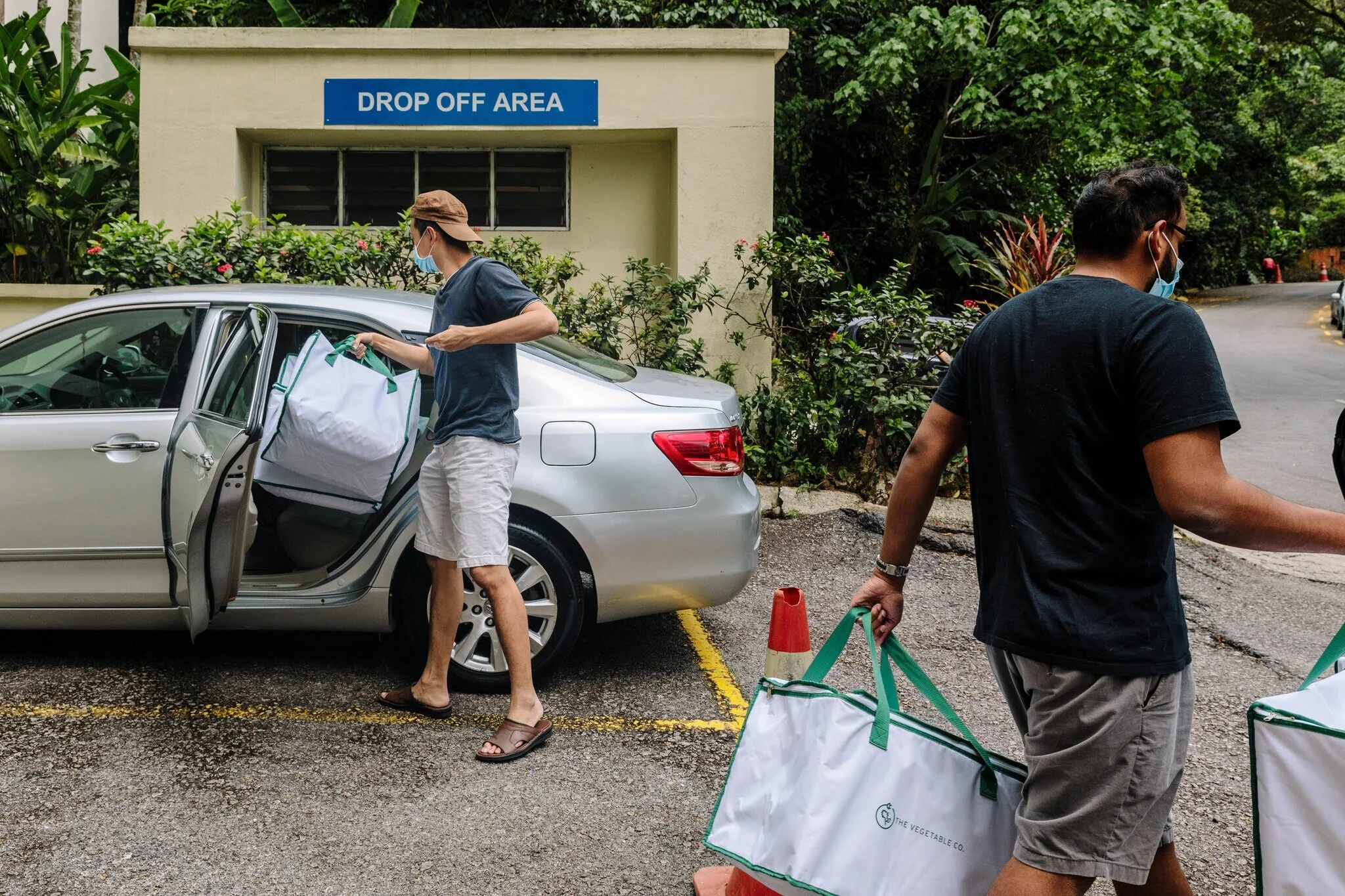 ImageShawn Ng, one of the Vegetable Co.’s founders, loaded freshly harvested produce into a car for delivery.Credit...Ian Teh for The New York Times