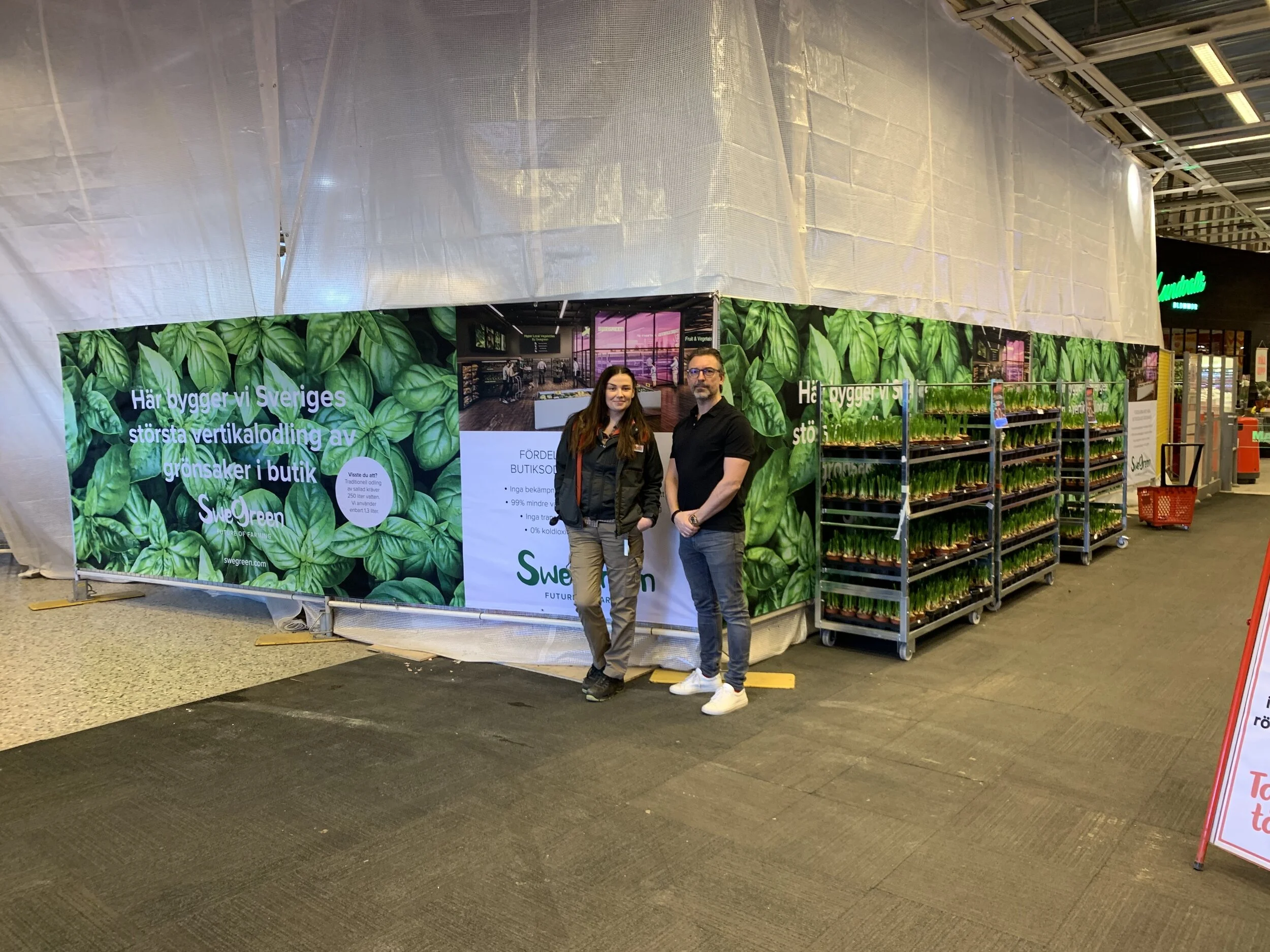 Swegreen’s board member Pierre Mohlin meets up with Milleriine Axelsson who will be responsible for the in-store growing unit from Ica Maxi’s side.