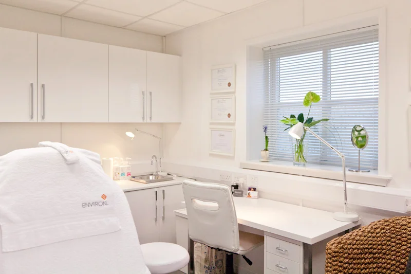 PICTORIAL_BERWICK_product-photography-commercial-face-skincare-quayside-rejuvinating-solutions-beauty-0207.jpg