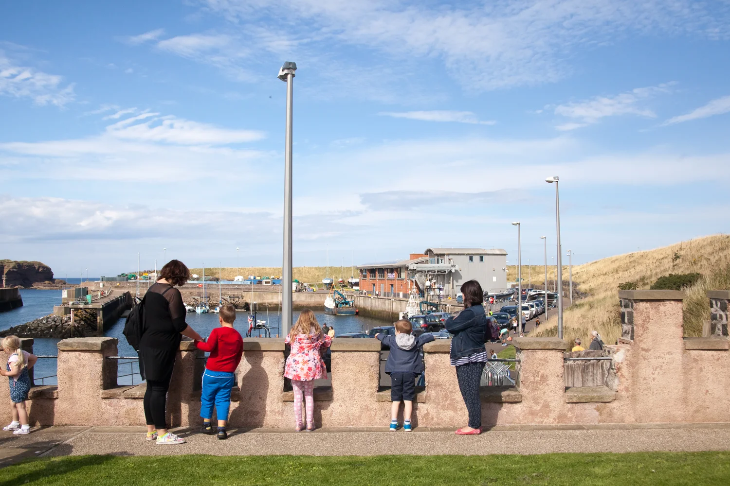 PICTORIAL_BERWICK_eyemouth-gunsgreen-extravaganza-photography-entertainment-party-event-photographer-harbour-gary-dunn-dancers-stilts-performances-speeches-day-out-summer-4681.jpg