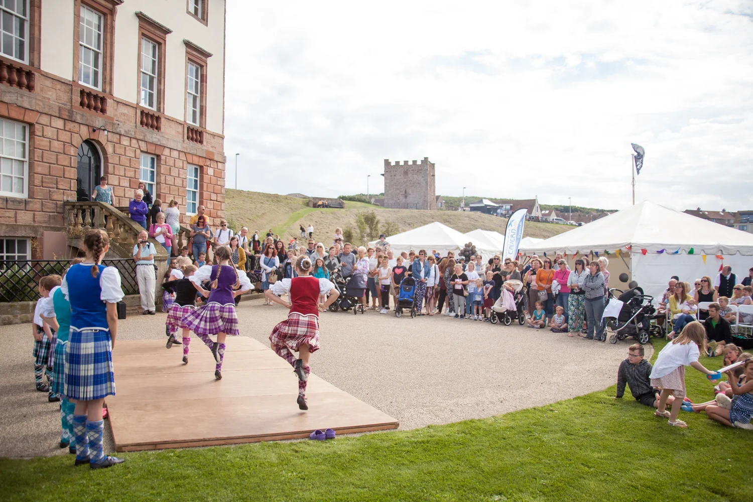 PICTORIAL_BERWICK_eyemouth-gunsgreen-extravaganza-photography-entertainment-party-event-photographer-harbour-gary-dunn-dancers-stilts-performances-speeches-day-out-summer-4602.jpg