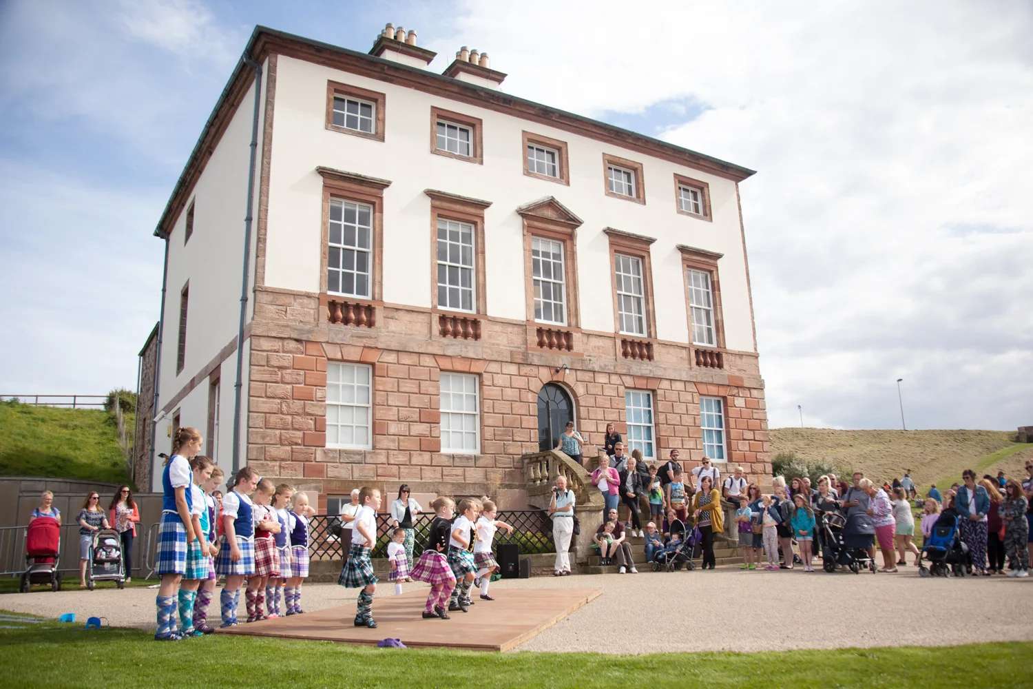 PICTORIAL_BERWICK_eyemouth-gunsgreen-extravaganza-photography-entertainment-party-event-photographer-harbour-gary-dunn-dancers-stilts-performances-speeches-day-out-summer-4591.jpg