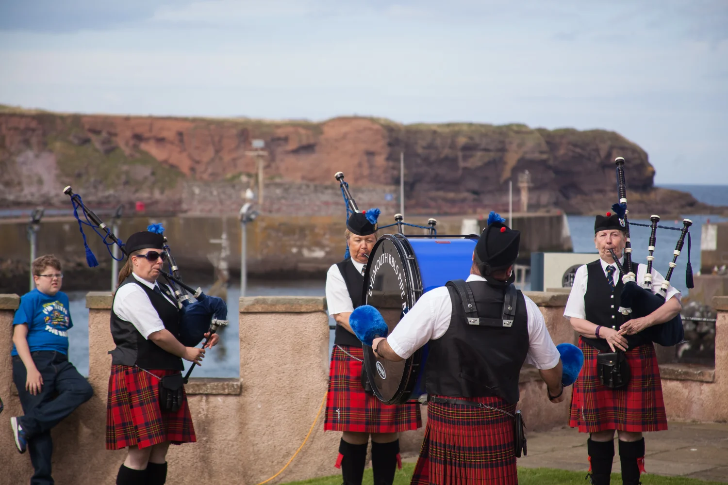 PICTORIAL_BERWICK_eyemouth-gunsgreen-extravaganza-photography-entertainment-party-event-photographer-harbour-gary-dunn-dancers-stilts-performances-speeches-day-out-summer-4543.jpg