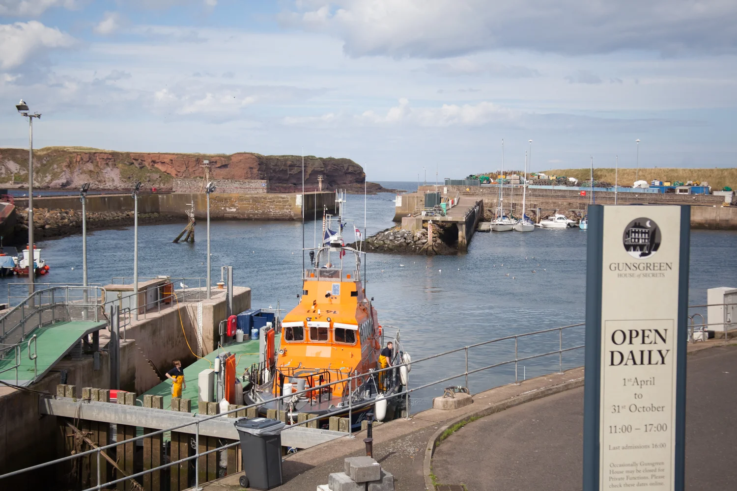 PICTORIAL_BERWICK_eyemouth-gunsgreen-extravaganza-photography-entertainment-party-event-photographer-harbour-gary-dunn-dancers-stilts-performances-speeches-day-out-summer-4525.jpg