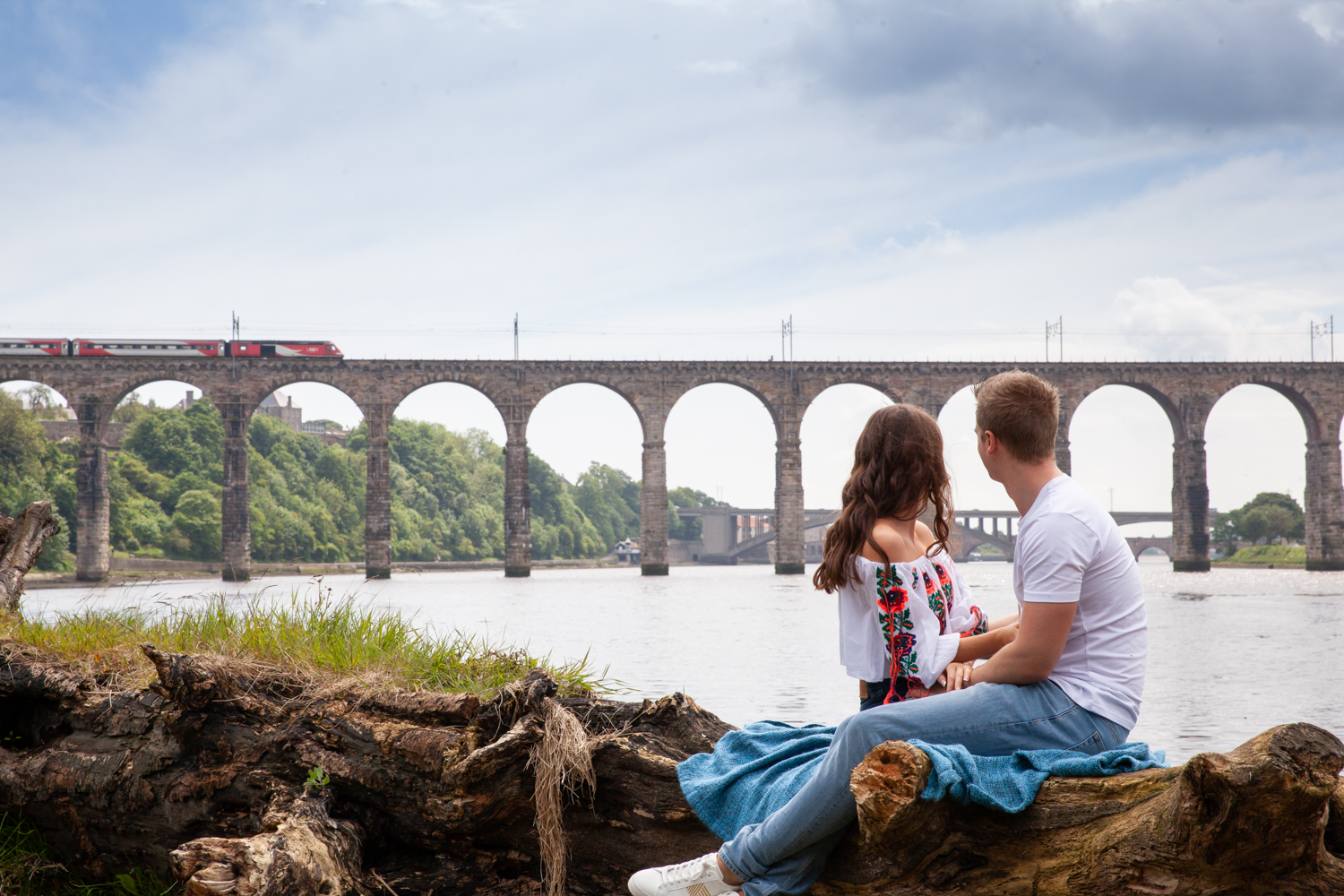 MICHAEL_ANNALISE_PRE-WEDDING_PHOTOSHOOT_BERWICK_PICTORIAL_PHOTOGRAPHY_COUPLE_RIVER_BOAT_RIVERSIDE_BRIDGES--1081.jpg