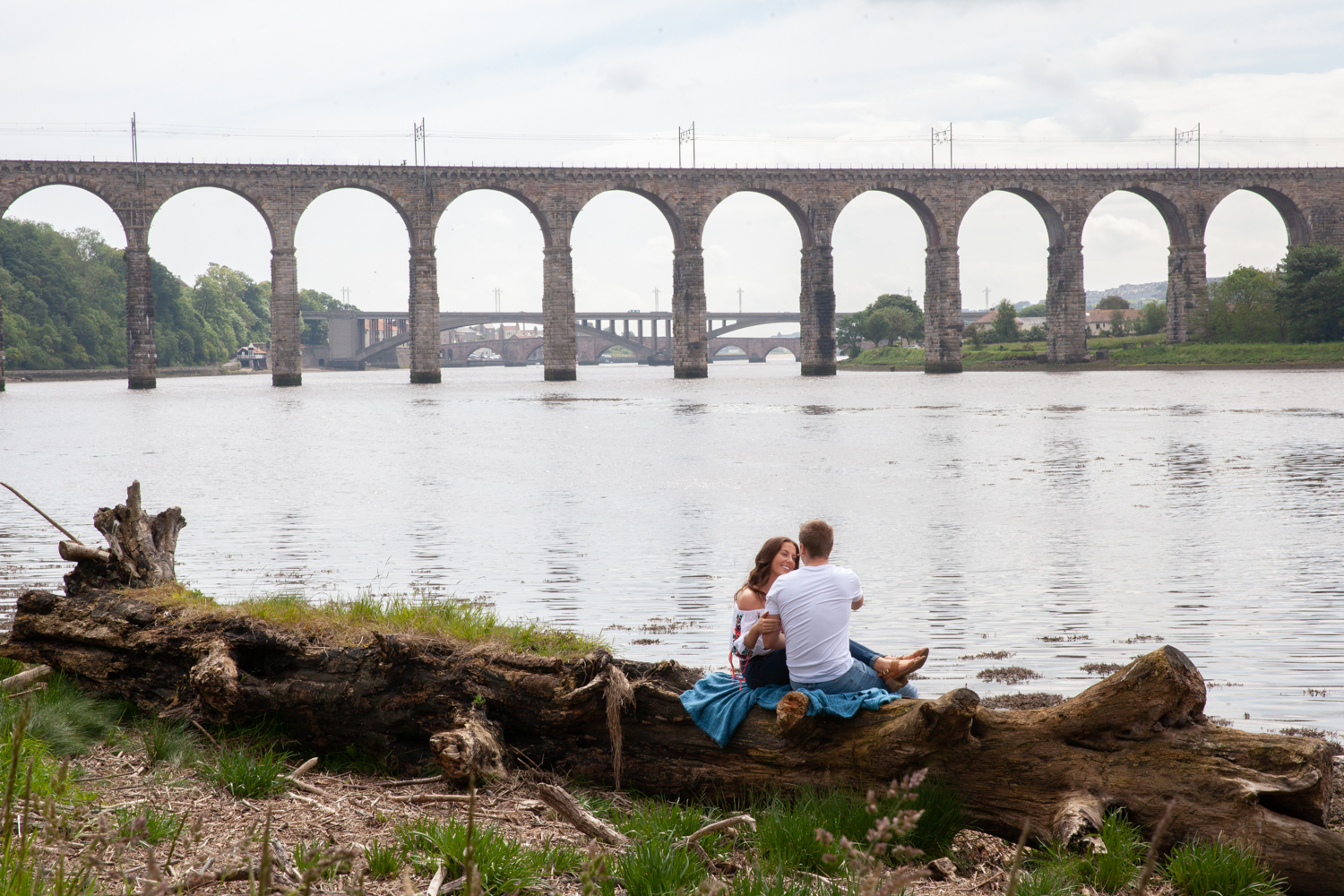MICHAEL_ANNALISE_PRE-WEDDING_PHOTOSHOOT_BERWICK_PICTORIAL_PHOTOGRAPHY_COUPLE_RIVER_BOAT_RIVERSIDE_BRIDGES--1071.jpg