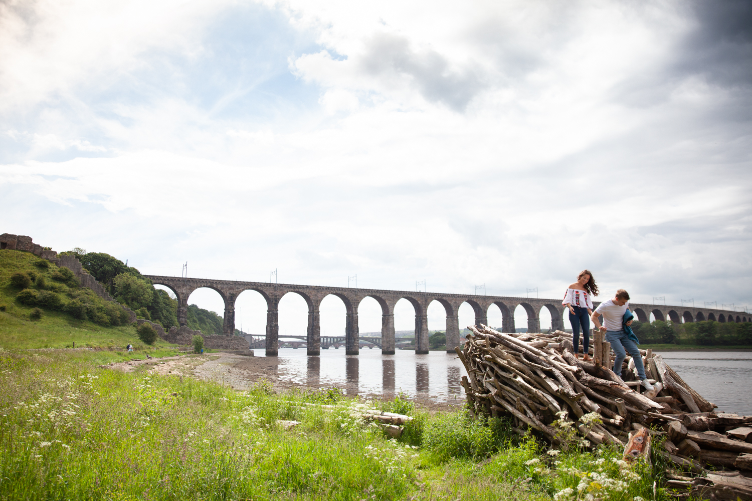 MICHAEL_ANNALISE_PRE-WEDDING_PHOTOSHOOT_BERWICK_PICTORIAL_PHOTOGRAPHY_COUPLE_RIVER_BOAT_RIVERSIDE_BRIDGES--1064.jpg