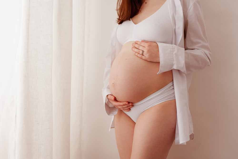 maternity-white-studio-photographer-belly.jpg