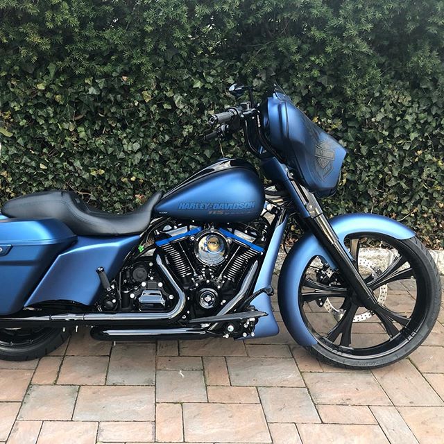 Thanks to @hillside_motorcycle for machining this tire shredder of a beast 117.  This long overdue project was worth the wait. Thanks to @camboy69 with help of rear fender fab @bigacustompaint for this incredible denim blue paint match that #Harley-D