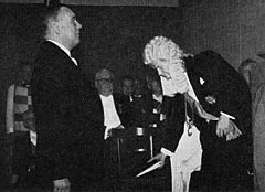 Kommandør Fredrik von der Lippe foran Hovretten i 1962. Hov Medicus har avsluttet sin gransking, og dommen kan avsies: "Du kjenner oss, vi kjenner deg, vi vet at denne forstmann også er poet. Takk for de hundre viser. Å dikte er å elske. Vær vår kulturutsending i det Nordenfjeldske."