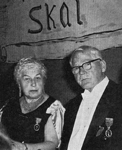 Ridderne Astri Frisak og J.G. Bøhmer i festskrud høsten 1960.