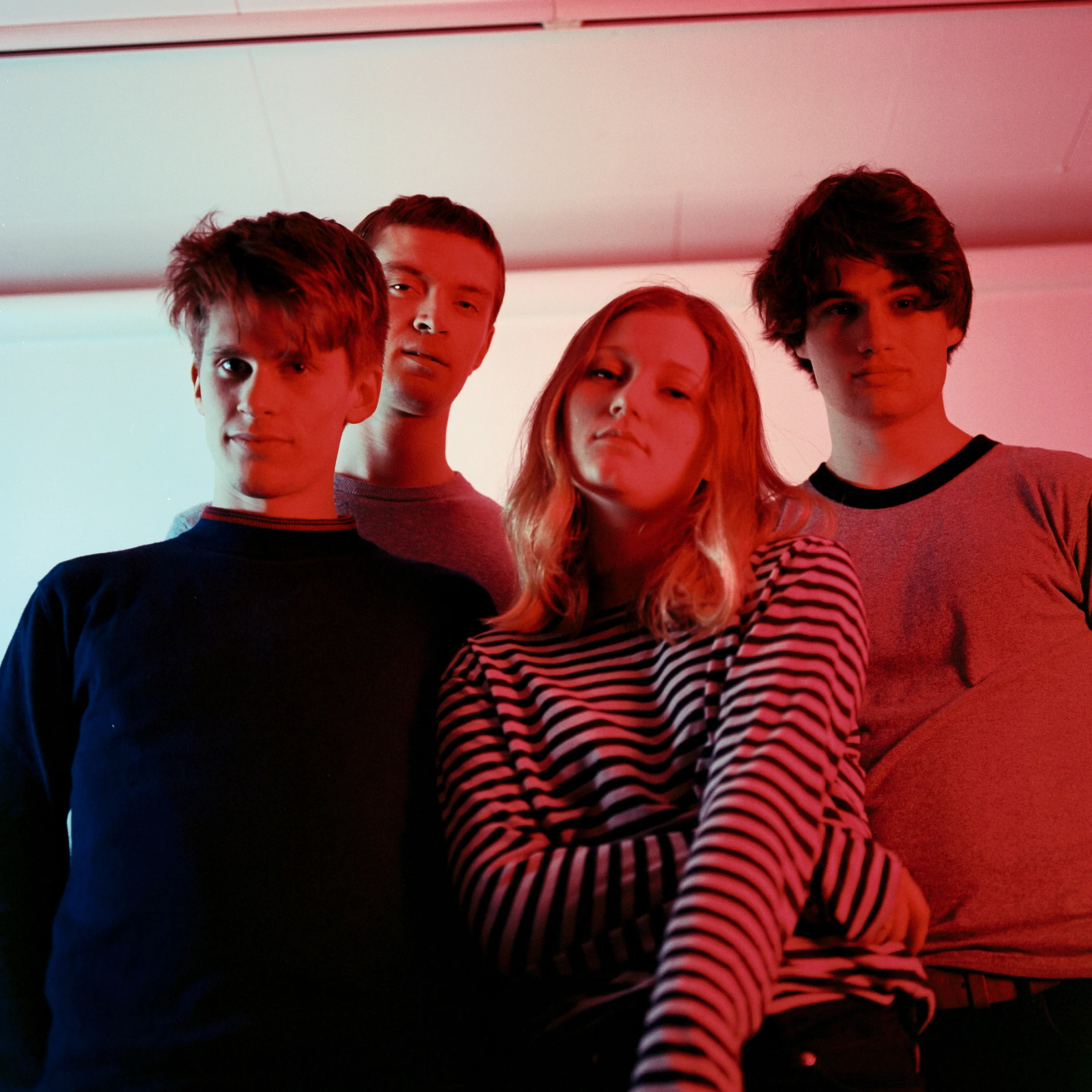 Sløtface&Sauropod Det skjer noe med norsk pop-rock og punk om dagen. En bølge av norske artister skyller ut over Europa og resten av verden, og det får massiv oppmerksomhet. Her hjemme har vi akkurat begynt å skjønne hva som er i ferd med å skje, kanskje tidevannet skyller saktere inn over Norge... Sløtface har turnert Europa og USA til strålende kritikk og er nå ute på Norgesturné. Musikken deres er en deilig blanding av pop, rock og punk, og tar oss tilbake til tenårene hvor alt føltes så innmari intenst og ekte. Selv sier Sløtface at de lar seg inspirere av det å være i 20-årene og ikke vite hva du gjør med livet ditt, og de skriver låter med feministiske undertoner. Det etterlengtede debutalbumet deres «Try Not To Freak Out» blir hyllet i både inn- og utland, nylig vant de Gaffas pris for «Beste norske band», og fikk akkurat den gjeve Spellemannsprisen i kategorien rock. Vi gleder oss vilt til å se denne energiske bølgen av et band dundre over Halvors Hybel med et hardtslående og utadvendt liveshow. Låtene «Pitted», «Magazine» og «Nancy Drew» er god nok grunn i seg selv til å komme på denne konserten. Dette er et band som er på vei rett til himmels, og Sauropod skal varme opp! Dette kan fort komme til å bli semesterets feeeteste konsertopplevelse