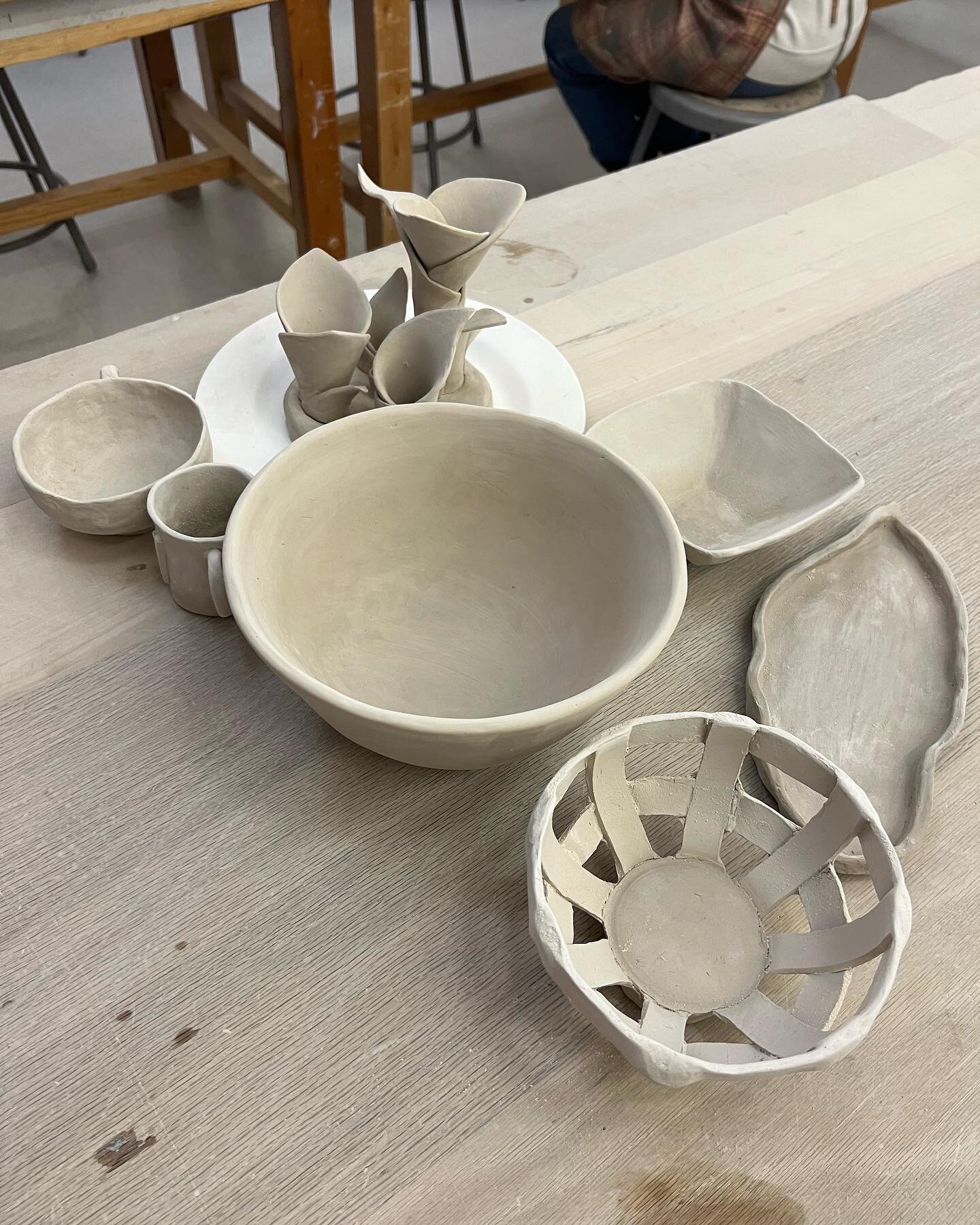 Beautiful work by the Wednesday evening hand building introductory class. Thank you @a.leceramics for supporting great experiences and great outcomes 🌸❤️
#tribecaclayworks #manhattanyouth #clay #ceramics #tribeca #sculpture #ceramicart #ceramiclove 