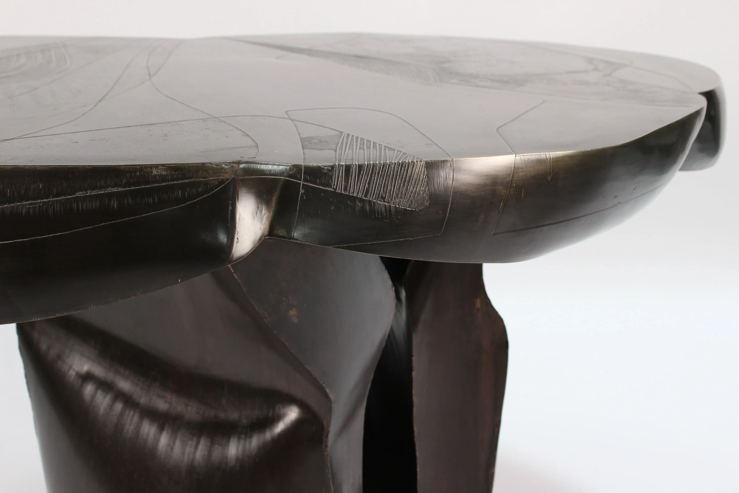 TATAU  |  DINING TABLE
